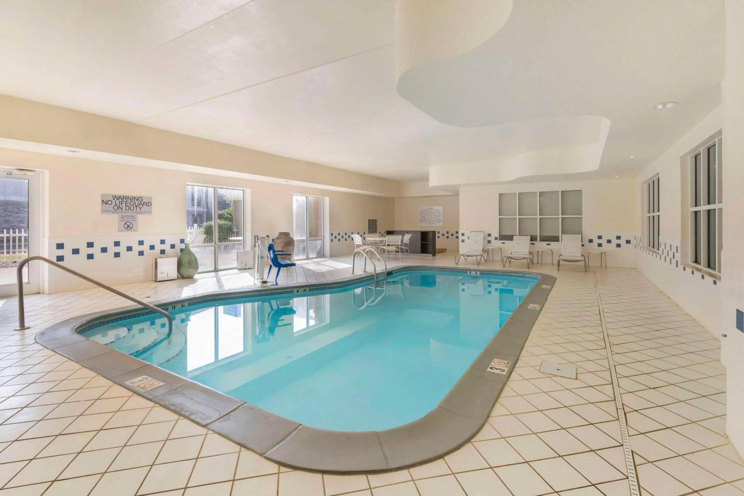 Swimming pool in Comfort Inn & Suites Berea