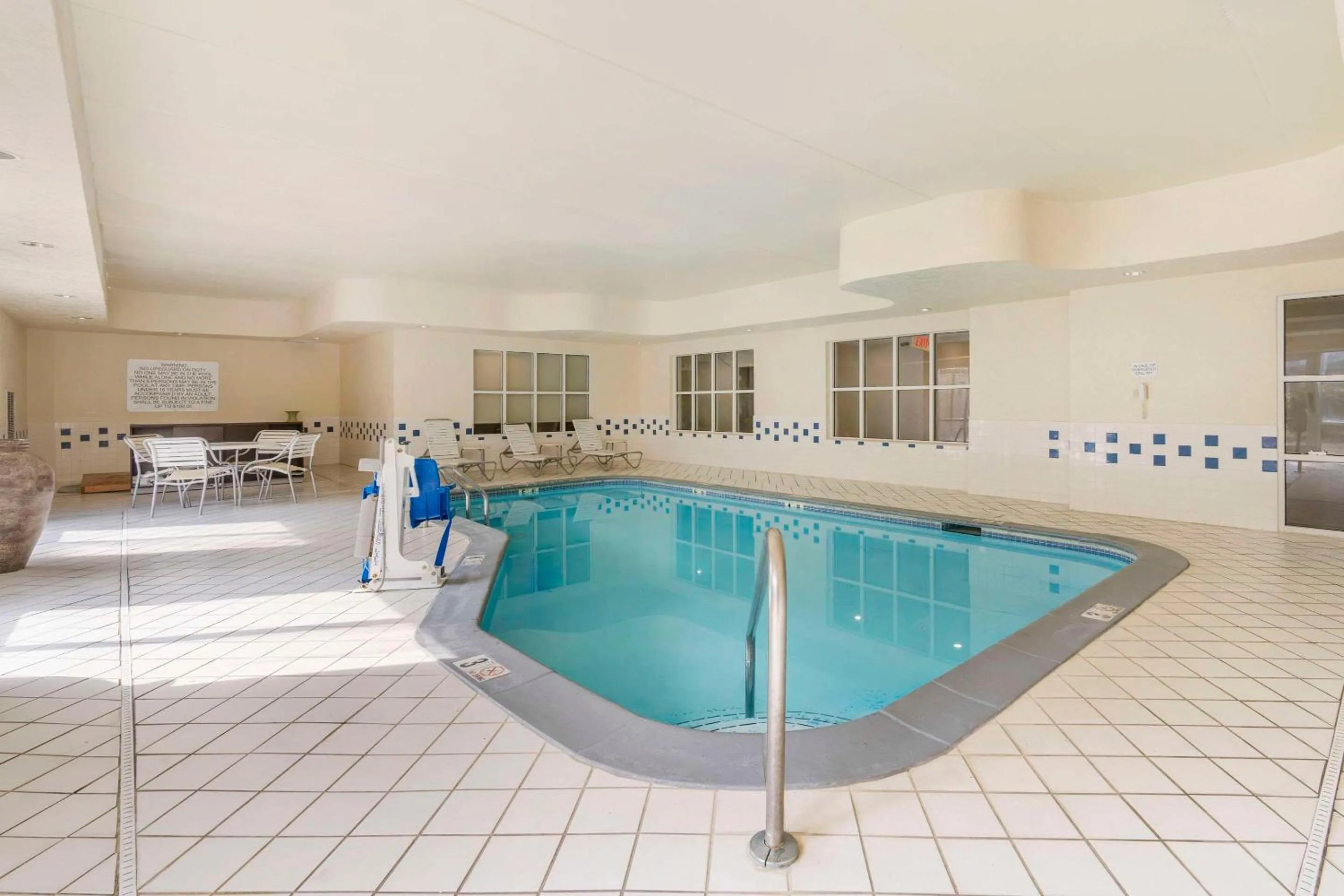 Swimming pool in Comfort Inn & Suites Berea
