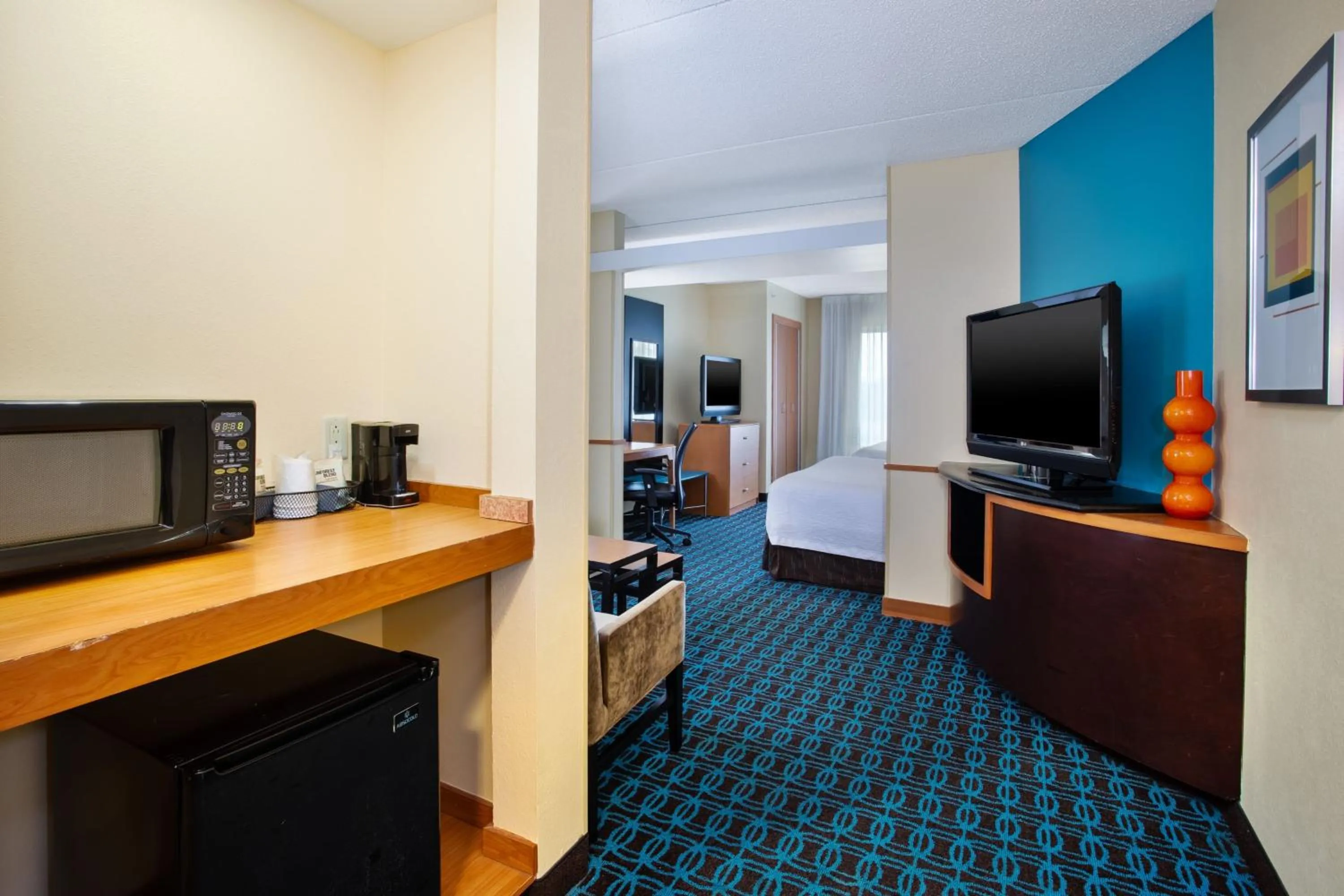 Photo of the whole room, Bed in Fairfield Inn & Suites by Marriott Lexington North