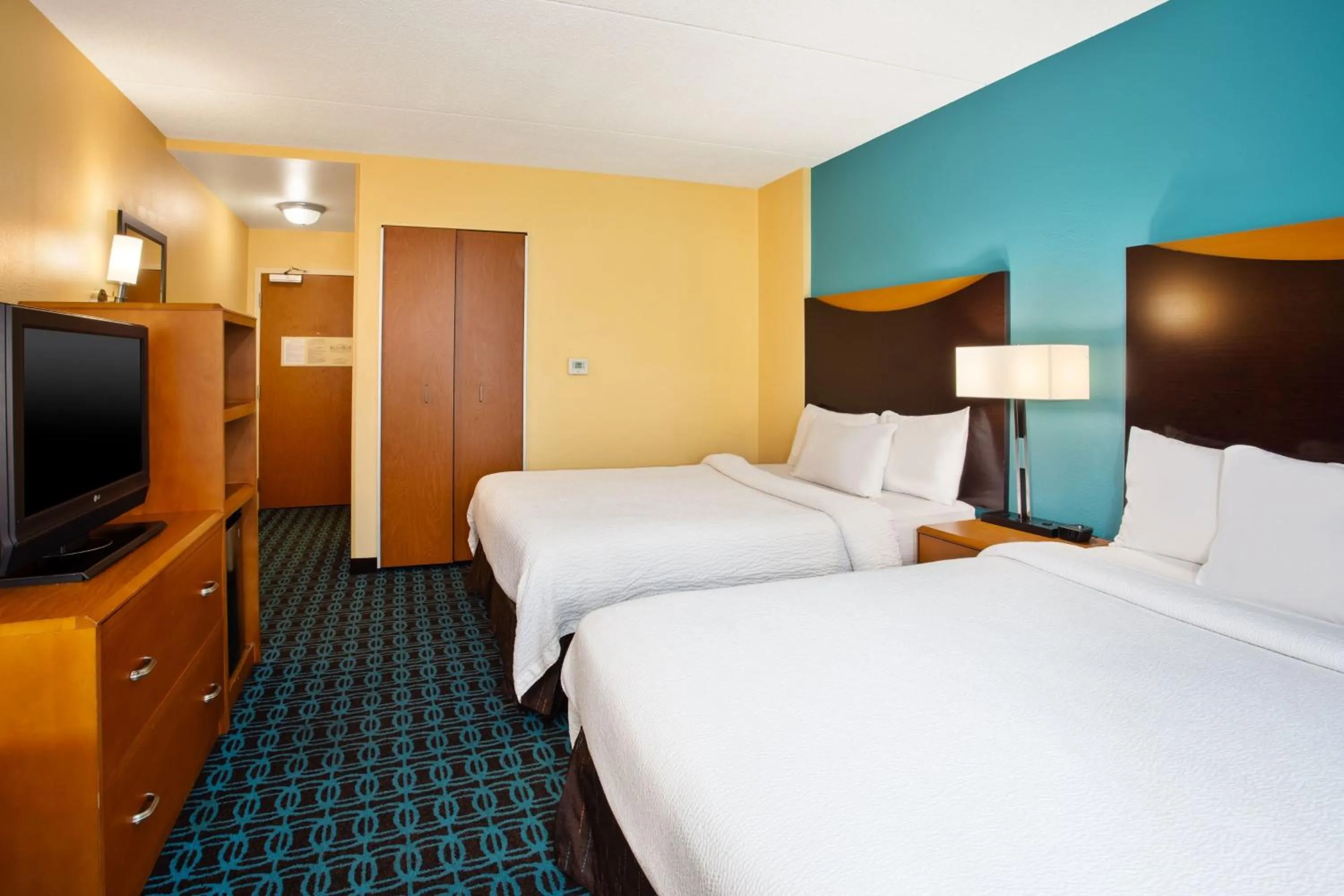 Photo of the whole room, Bed in Fairfield Inn & Suites by Marriott Lexington North