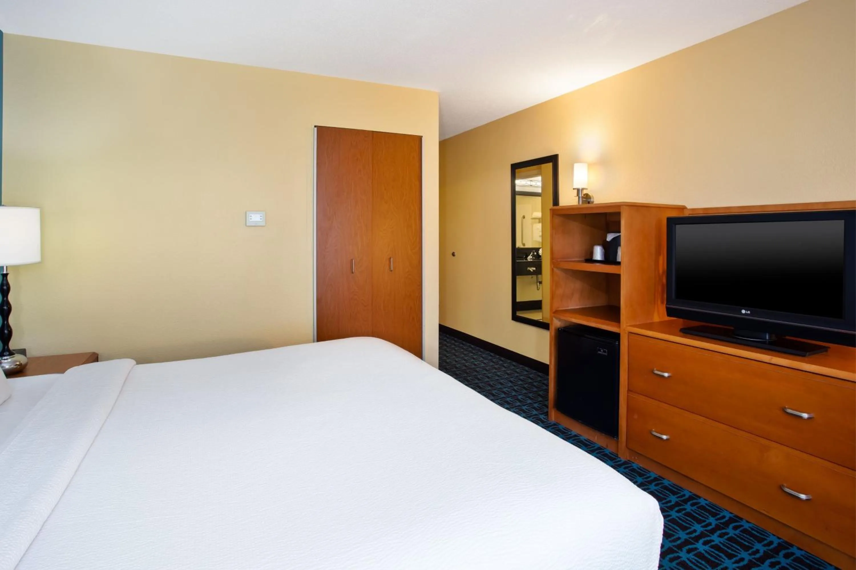 Photo of the whole room, Bed in Fairfield Inn & Suites by Marriott Lexington North