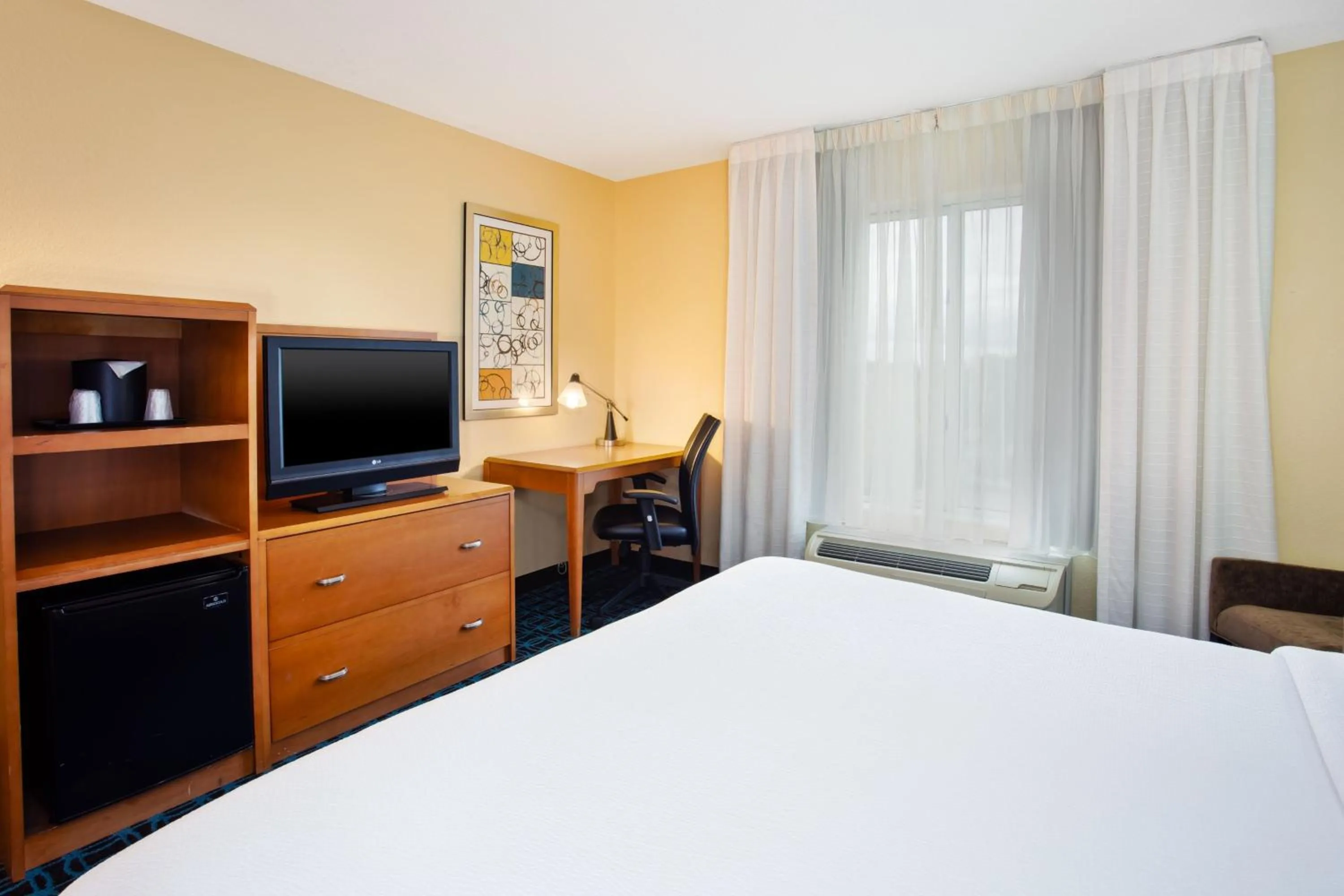 Photo of the whole room, Bed in Fairfield Inn & Suites by Marriott Lexington North