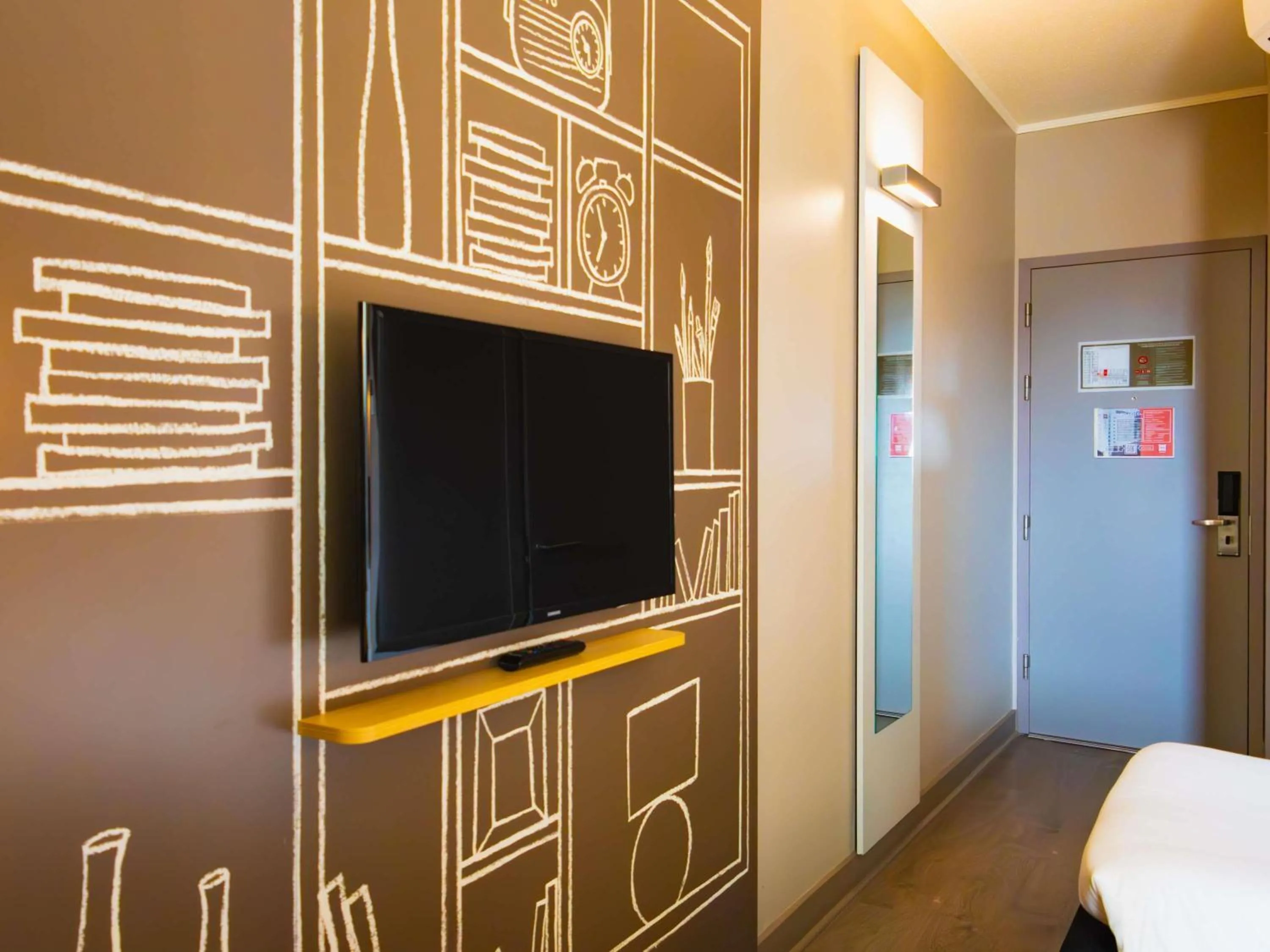 Bedroom in ibis Iquique