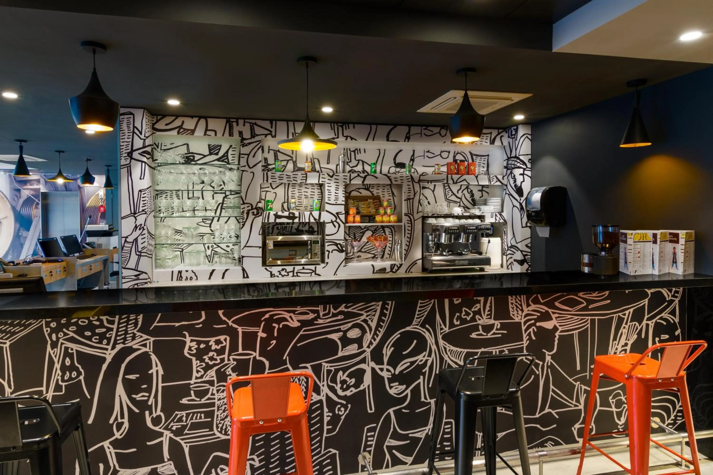 Lounge or bar in ibis Iquique