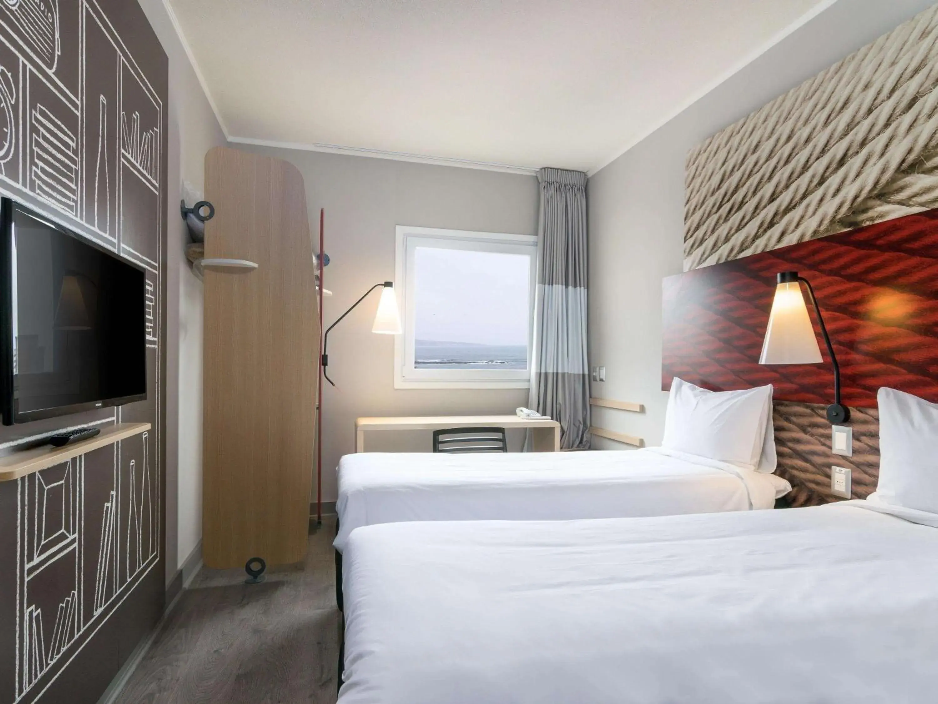 Photo of the whole room, Bed in ibis Iquique Photo of the whole room, Bed in ibis Iquique