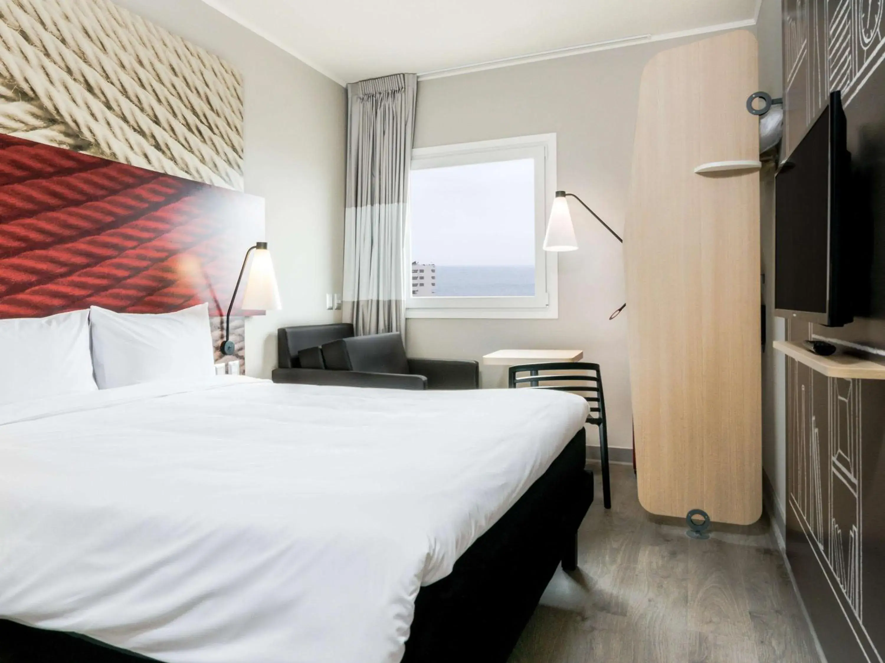 Photo of the whole room, Bed in ibis Iquique Photo of the whole room, Bed in ibis Iquique