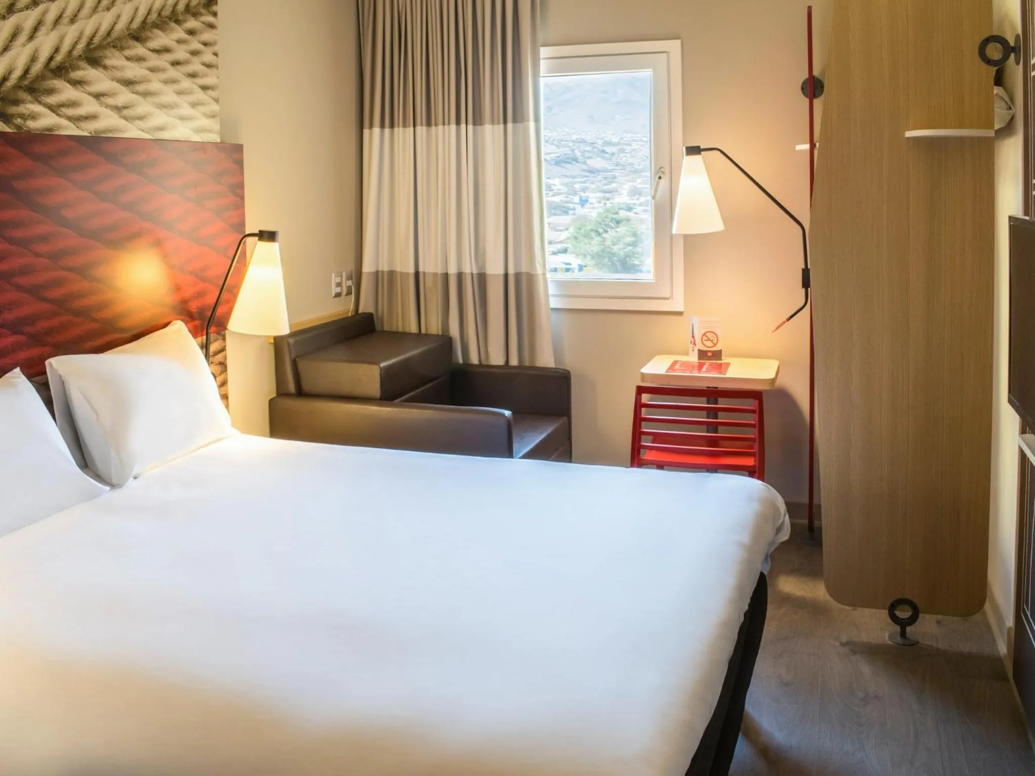 Photo of the whole room, Bed in ibis Iquique