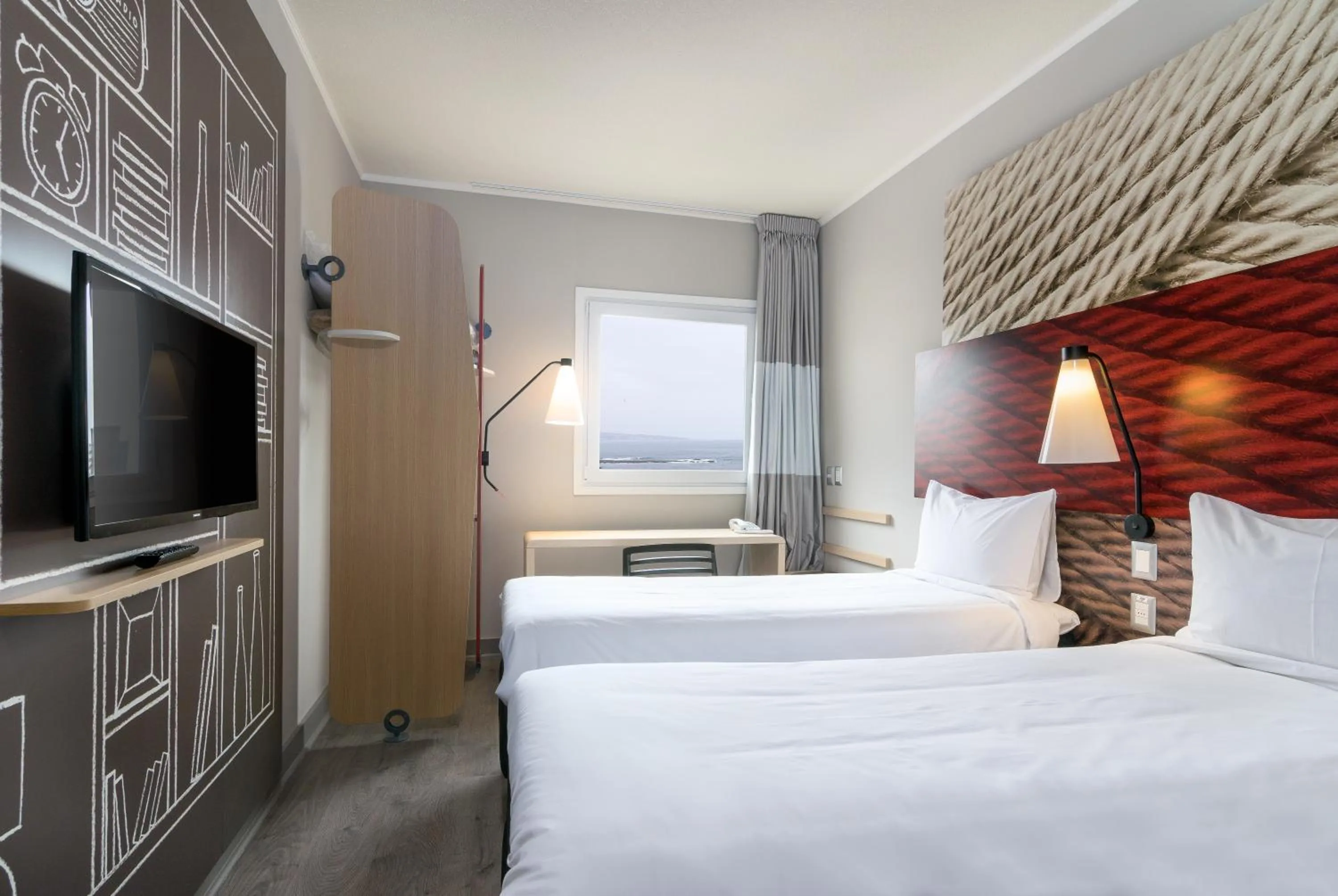 Photo of the whole room, Bed in ibis Iquique