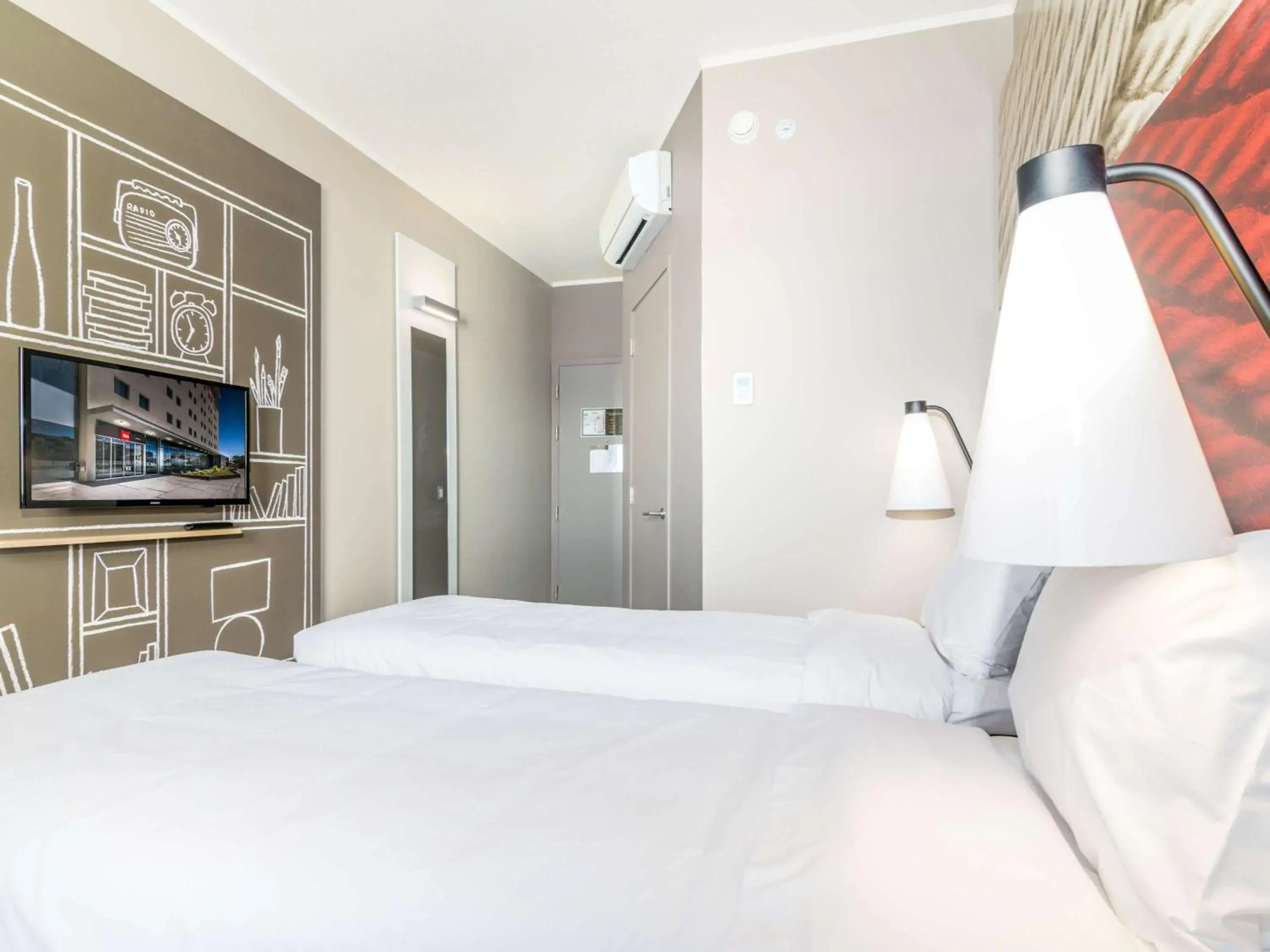 Photo of the whole room, Bed in ibis Iquique Photo of the whole room, Bed in ibis Iquique