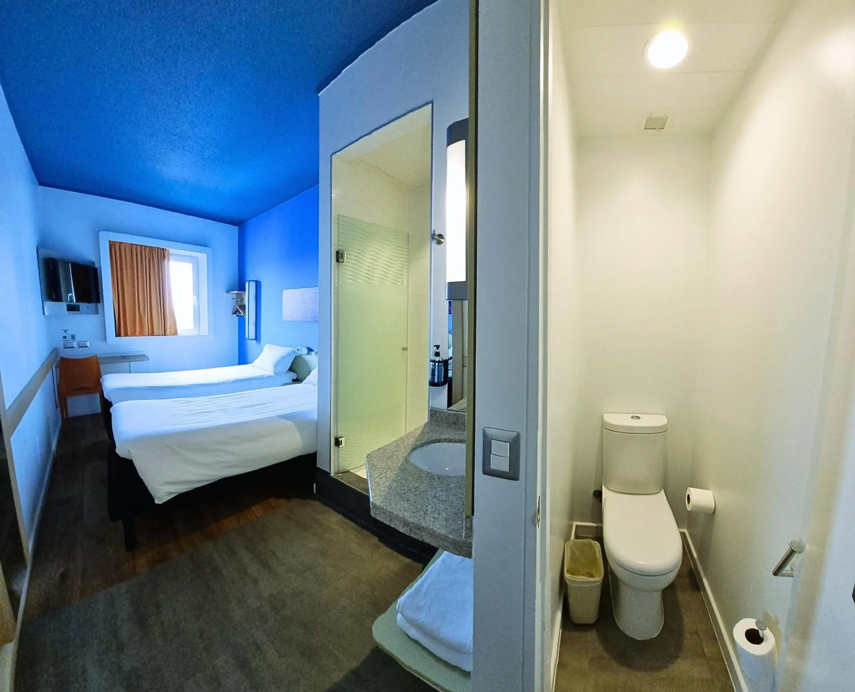 Shower, Bed in ibis budget Iquique Shower, Bed in ibis budget Iquique