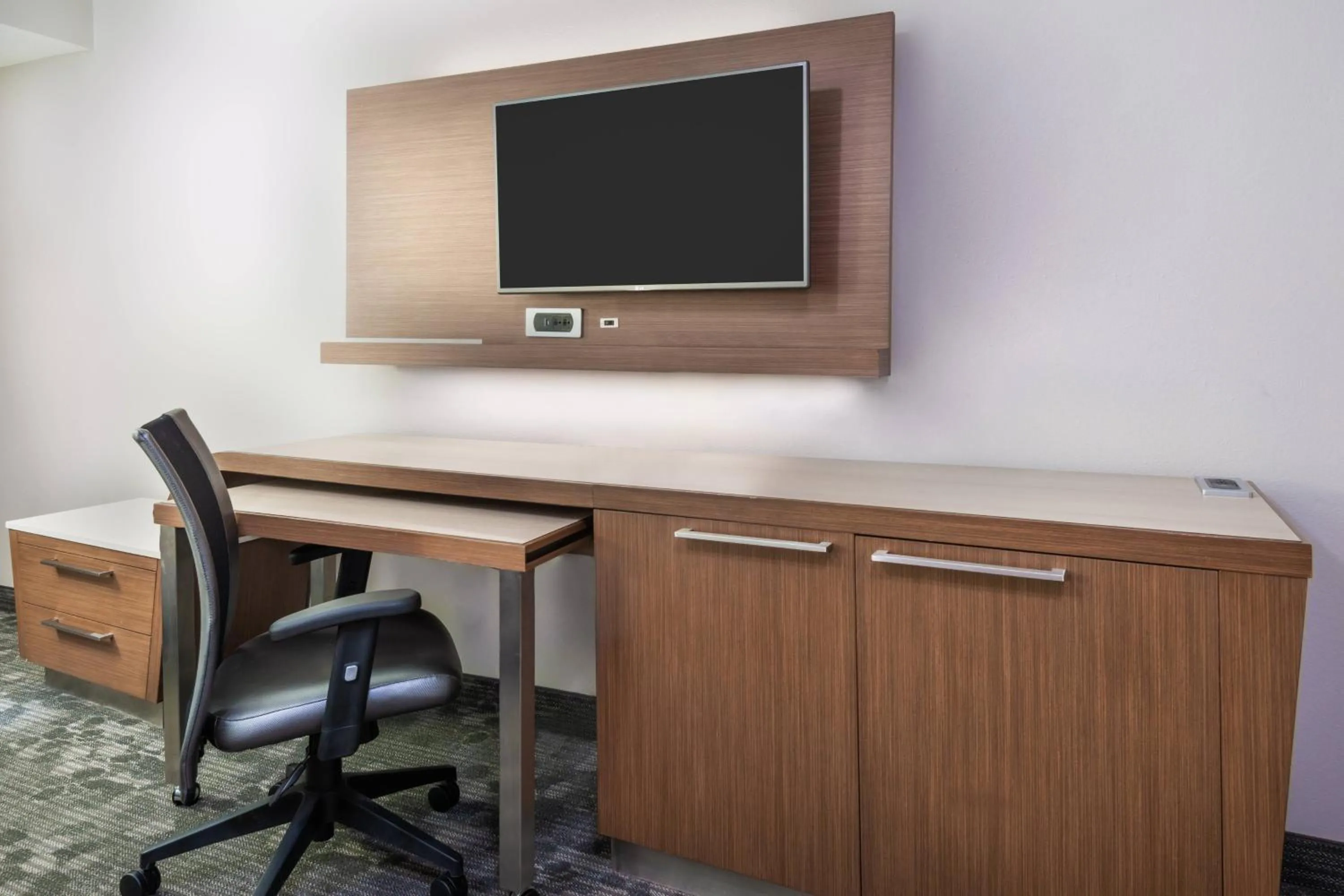 Photo of the whole room in Courtyard Lafayette Airport