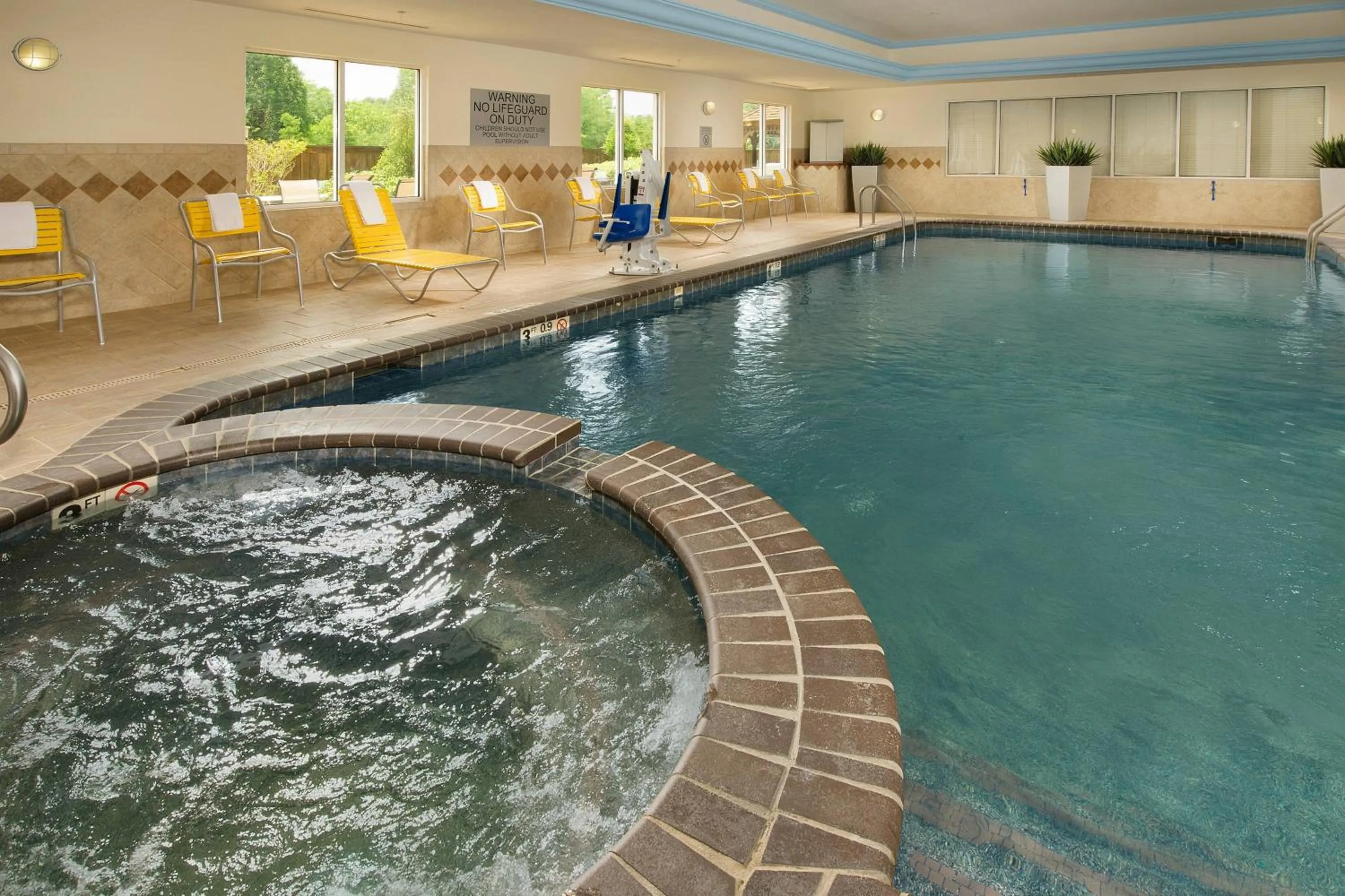 Swimming pool in Fairfield Inn & Suites by Marriott Marshall