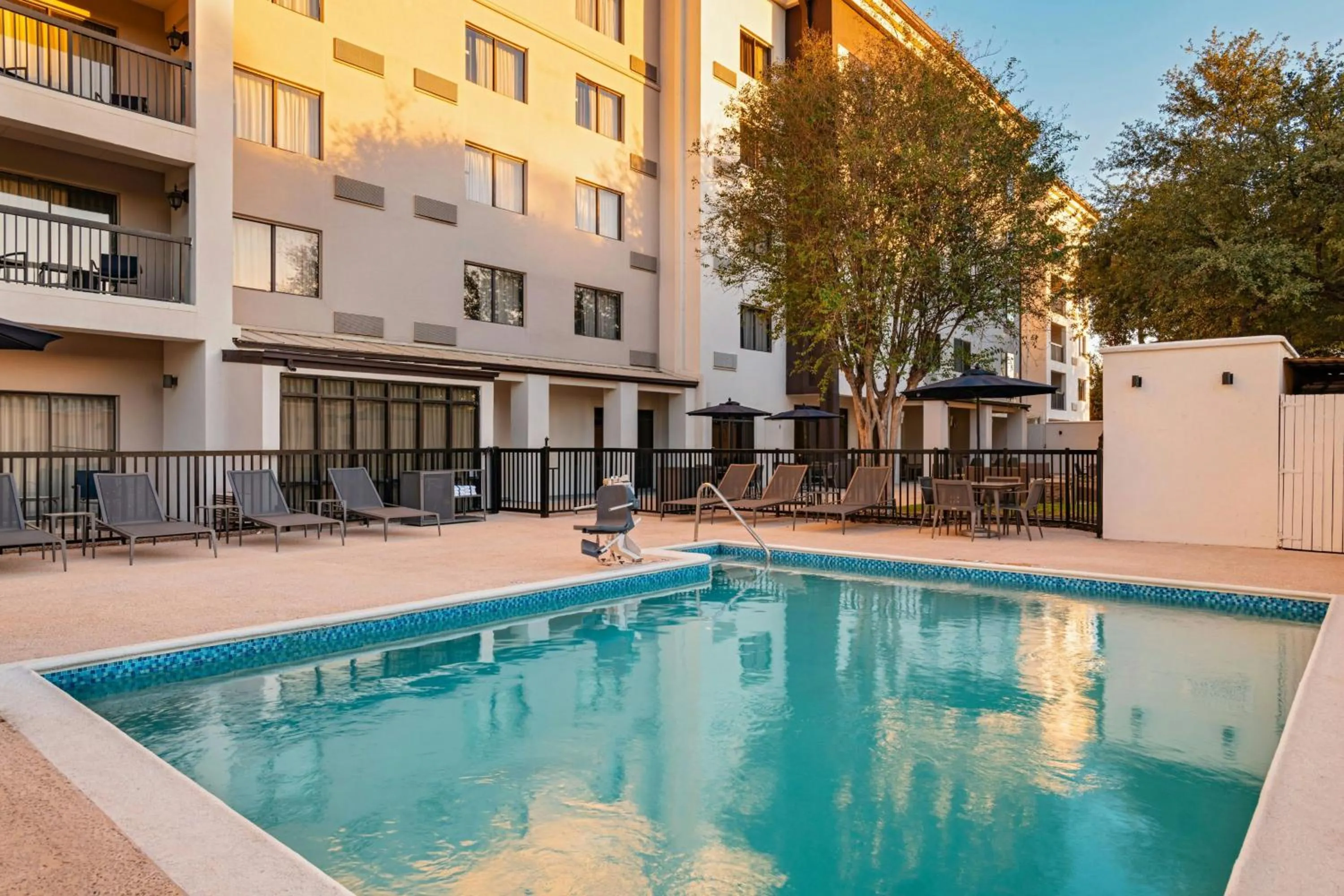 Swimming pool in Courtyard by Marriott Laredo