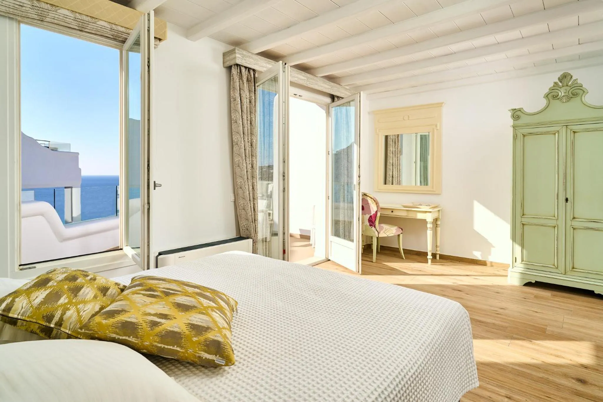Bed in Arte & Mare Elia Luxury Suites and Villas