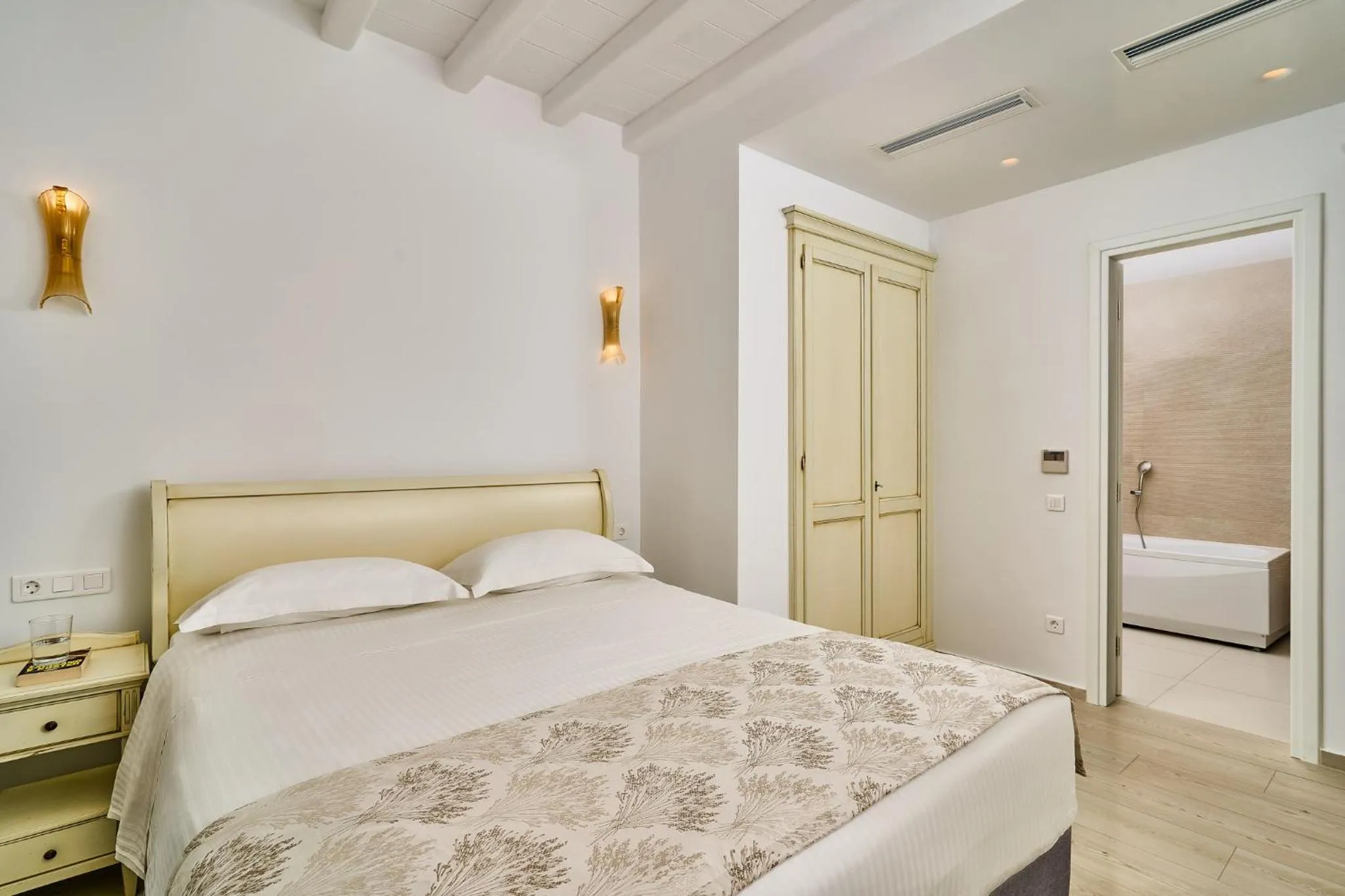 Bed in Arte & Mare Elia Luxury Suites and Villas