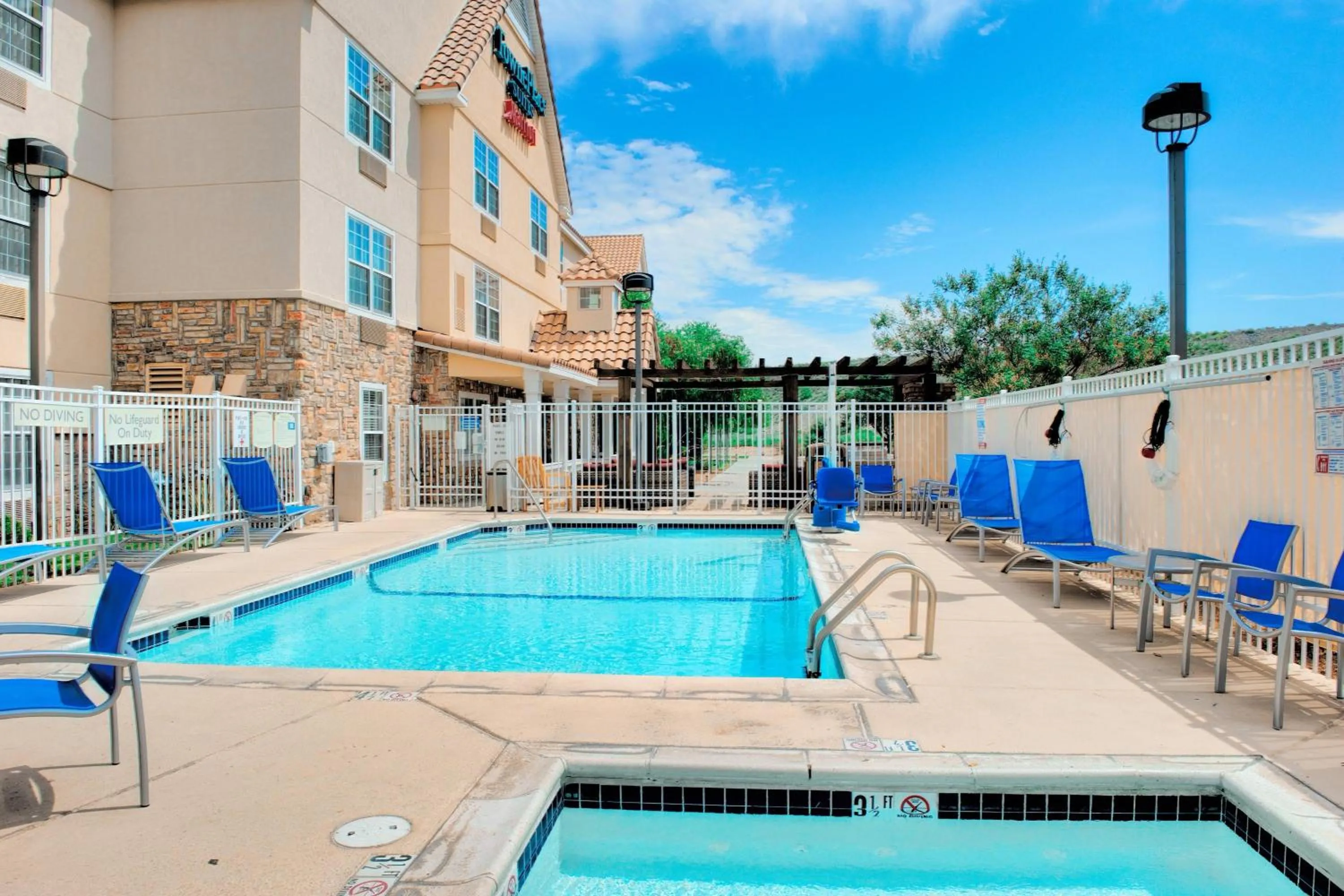 Swimming pool in TownePlace Suites by Marriott Las Cruces