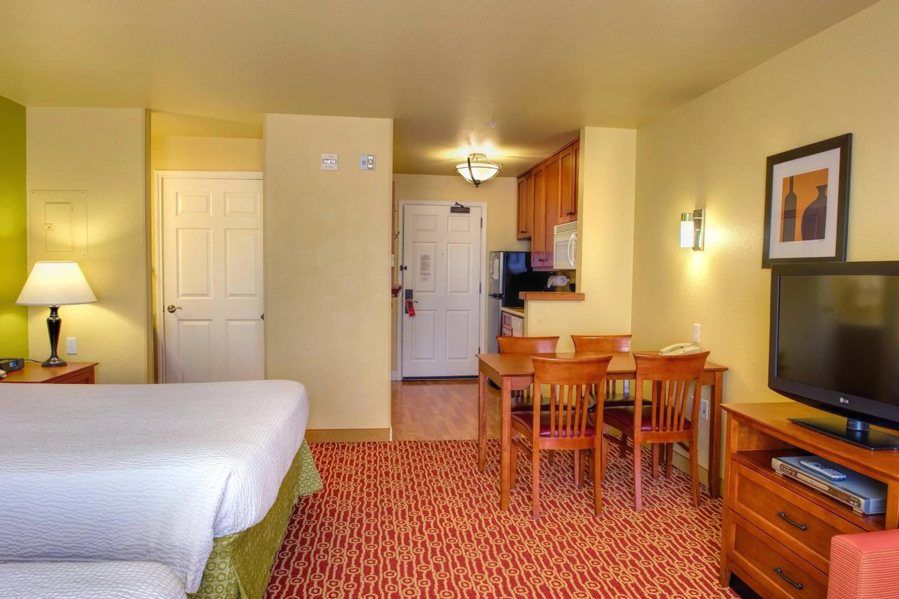 Kitchen or kitchenette, Bed in TownePlace Suites by Marriott Las Cruces