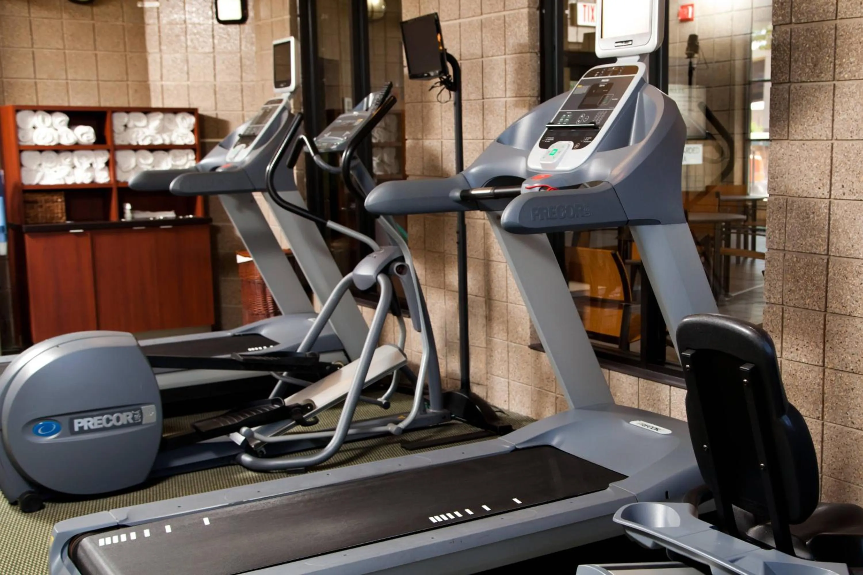 Fitness centre/facilities in Courtyard La Crosse Downtown/Mississippi Riverfront