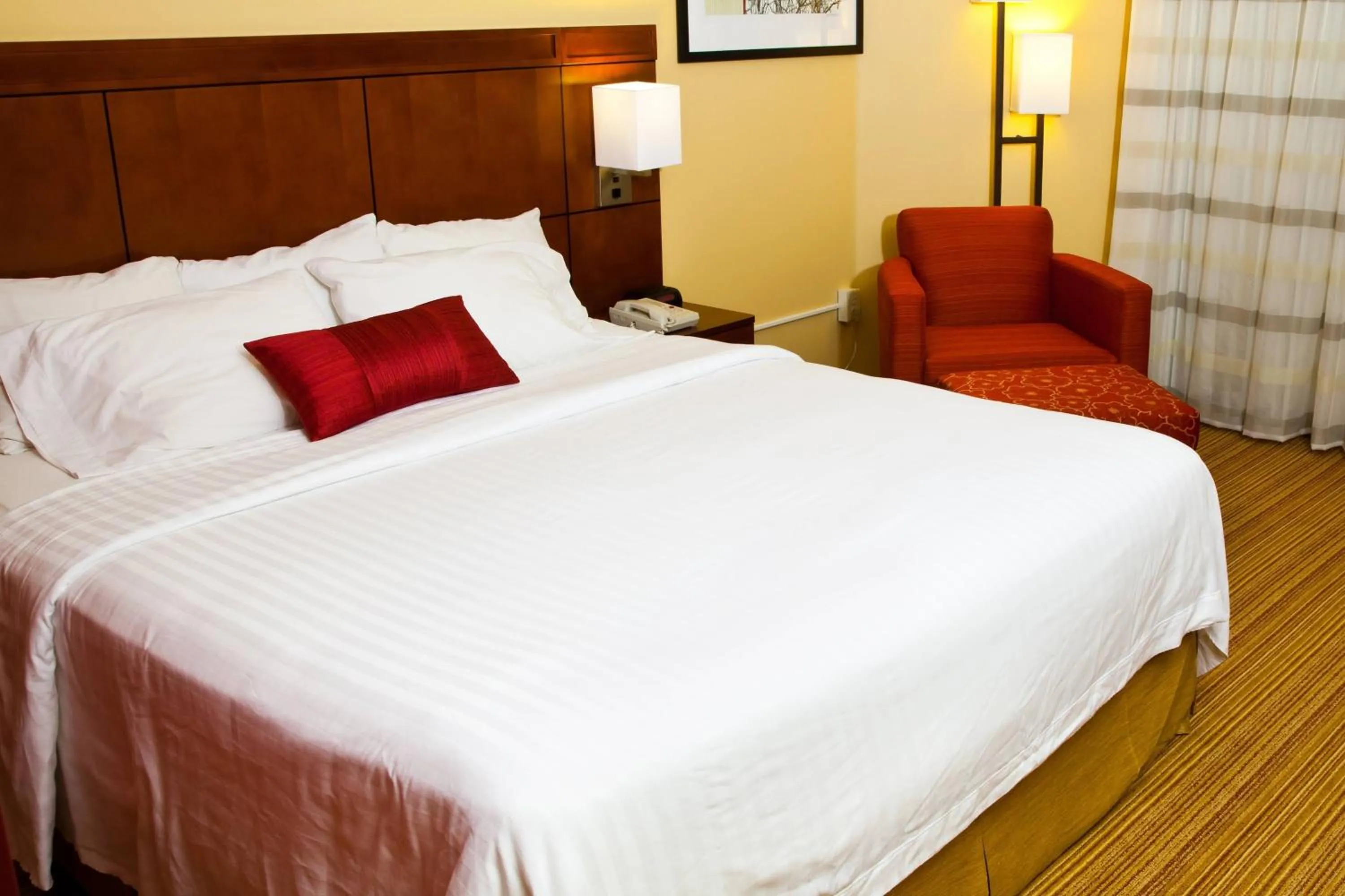 Photo of the whole room, Bed in Courtyard La Crosse Downtown/Mississippi Riverfront