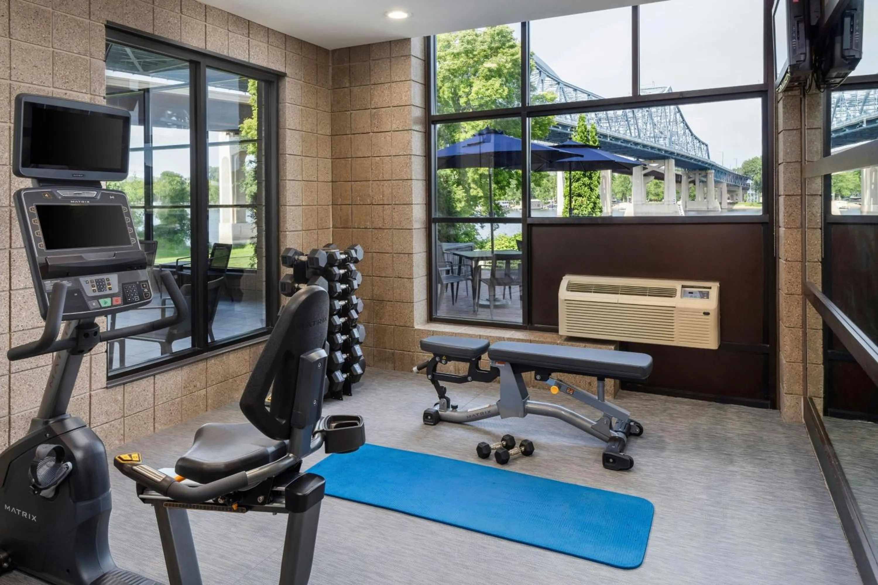 Fitness centre/facilities in Courtyard La Crosse Downtown/Mississippi Riverfront