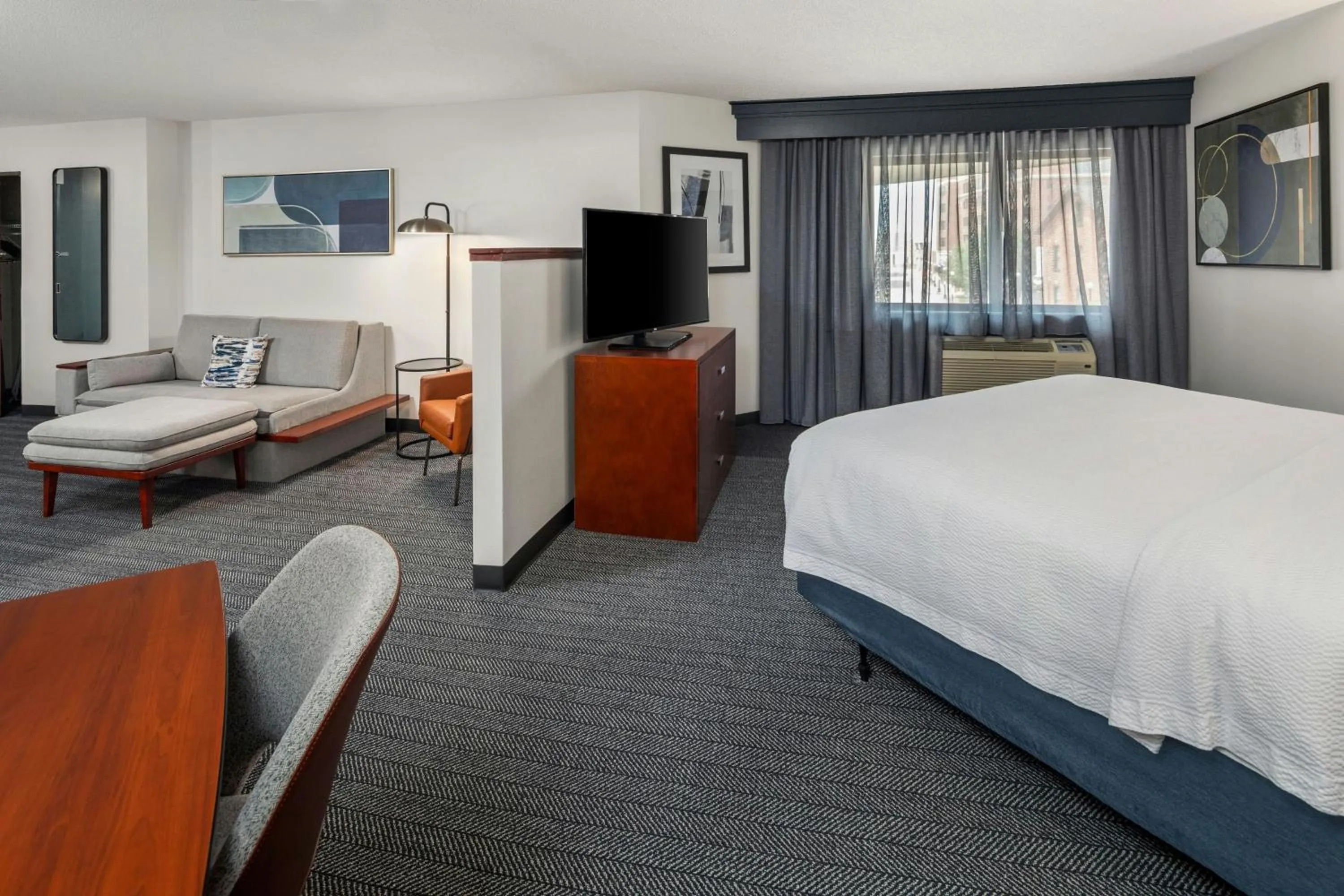 Meeting/conference room, Bed in Courtyard La Crosse Downtown/Mississippi Riverfront