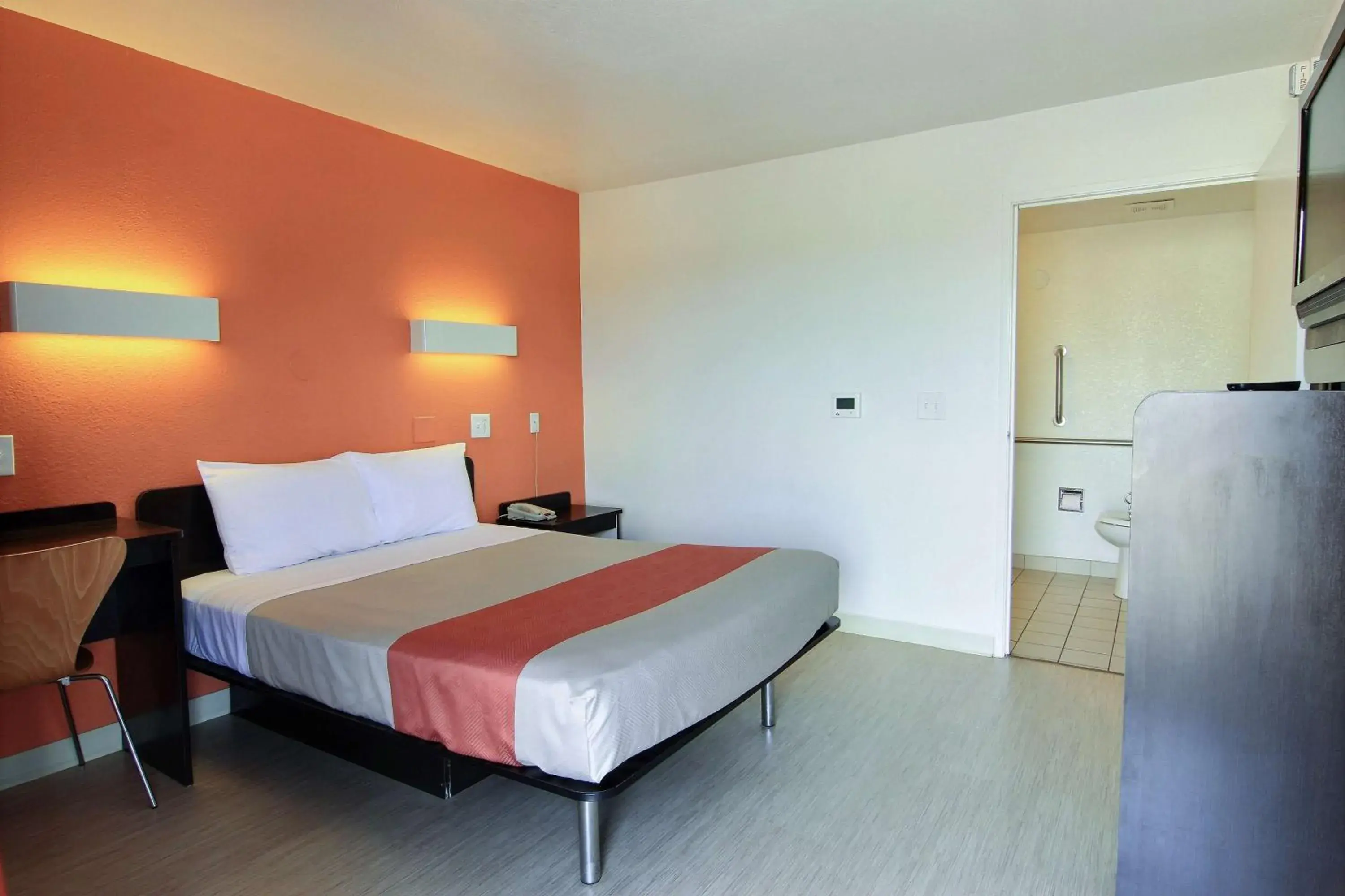 Toilet, Bed in Motel 6-Corpus Christi, TX - East - North Padre Island Toilet, Bed in Motel 6-Corpus Christi, TX - East - North Padre Island