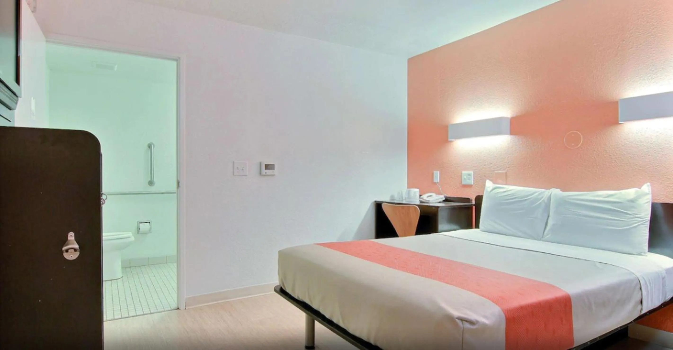 Bedroom, Bed in Motel 6-Corpus Christi, TX - East - North Padre Island