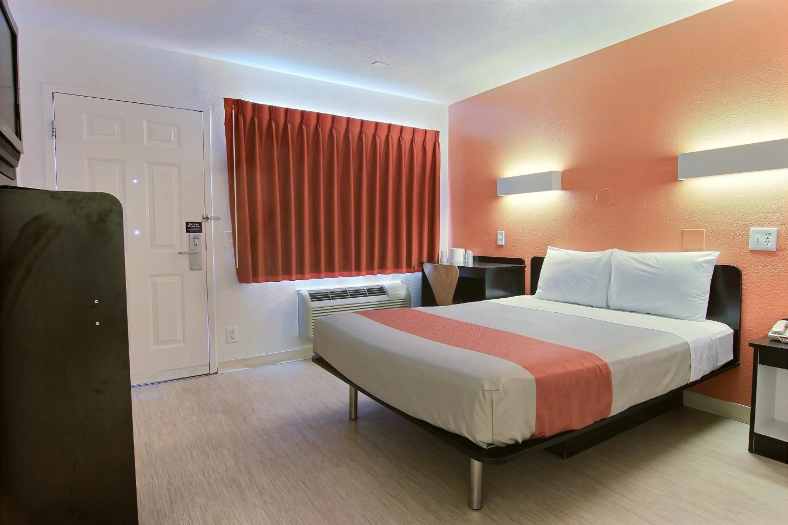 Bedroom, Bed in Motel 6-Corpus Christi, TX - East - North Padre Island