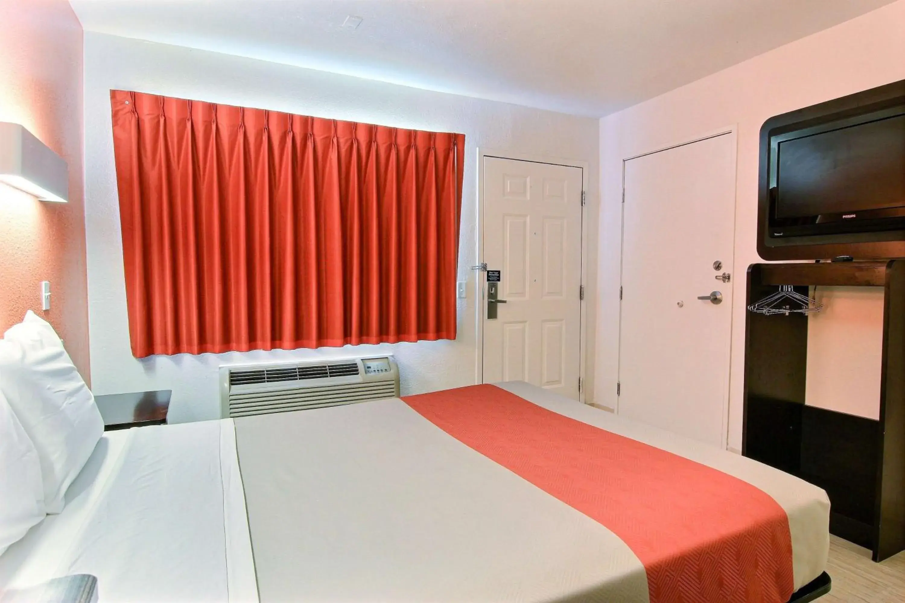 TV and multimedia, Bed in Motel 6-Corpus Christi, TX - East - North Padre Island TV and multimedia, Bed in Motel 6-Corpus Christi, TX - East - North Padre Island