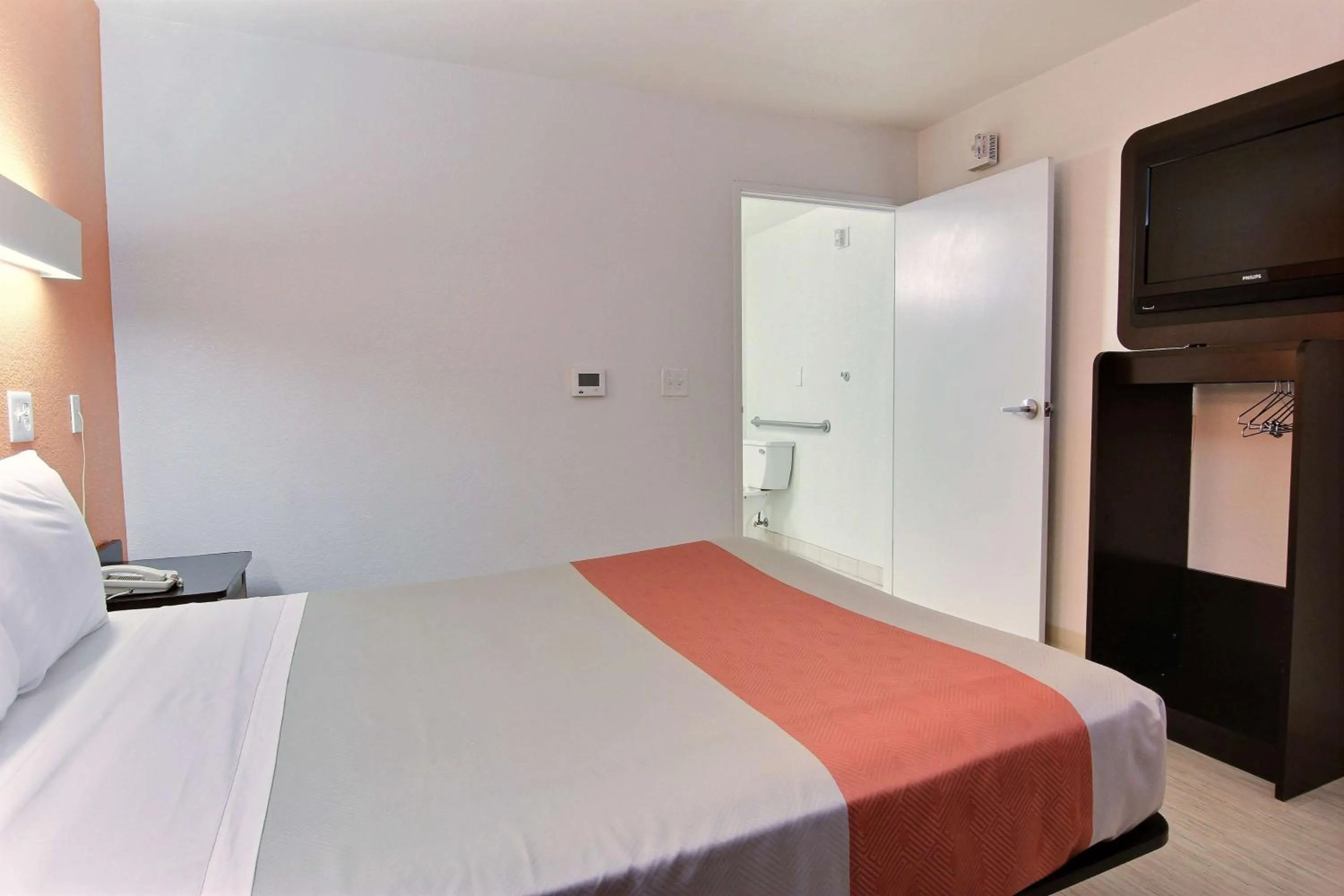 TV and multimedia, Bed in Motel 6-Corpus Christi, TX - East - North Padre Island