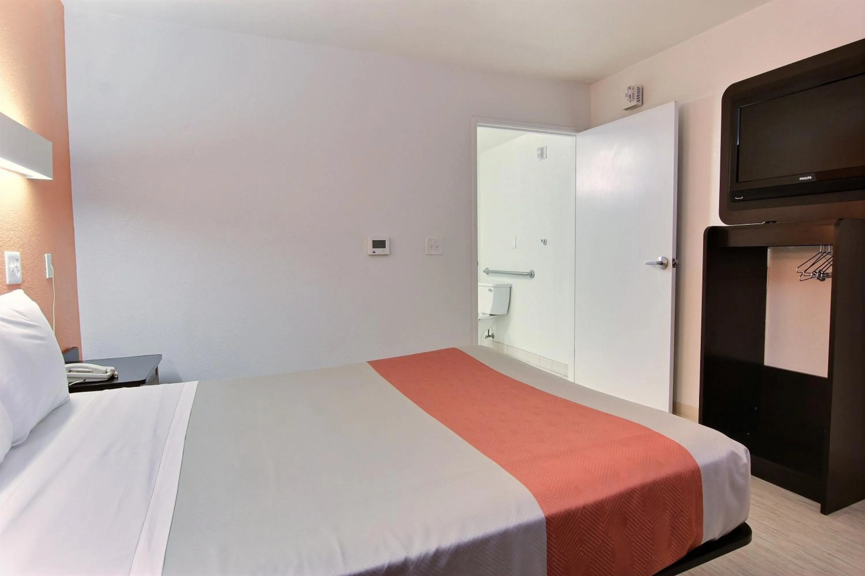 Bedroom, Bed in Motel 6-Corpus Christi, TX - East - North Padre Island