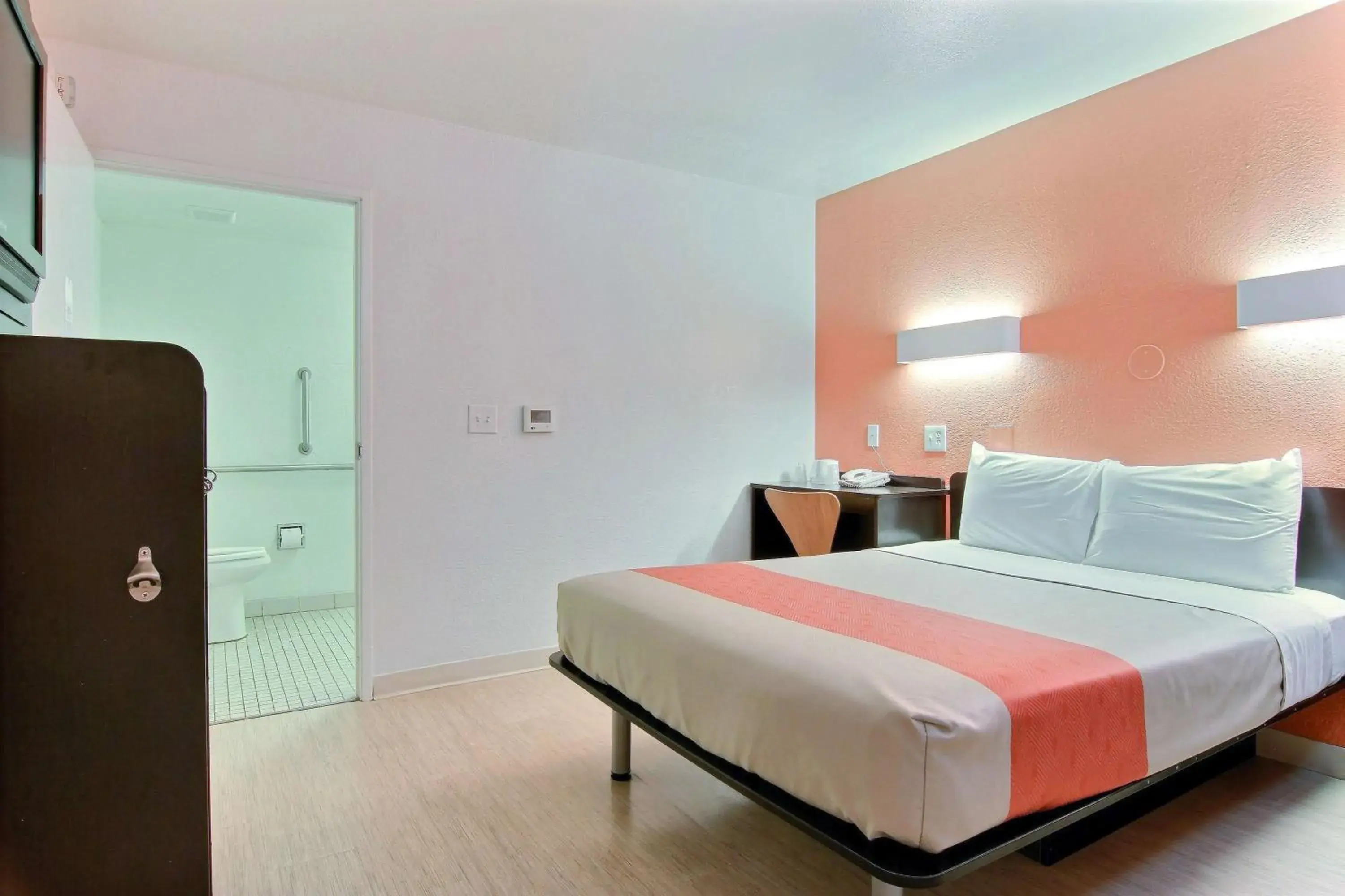 Toilet, Bed in Motel 6-Corpus Christi, TX - East - North Padre Island Toilet, Bed in Motel 6-Corpus Christi, TX - East - North Padre Island