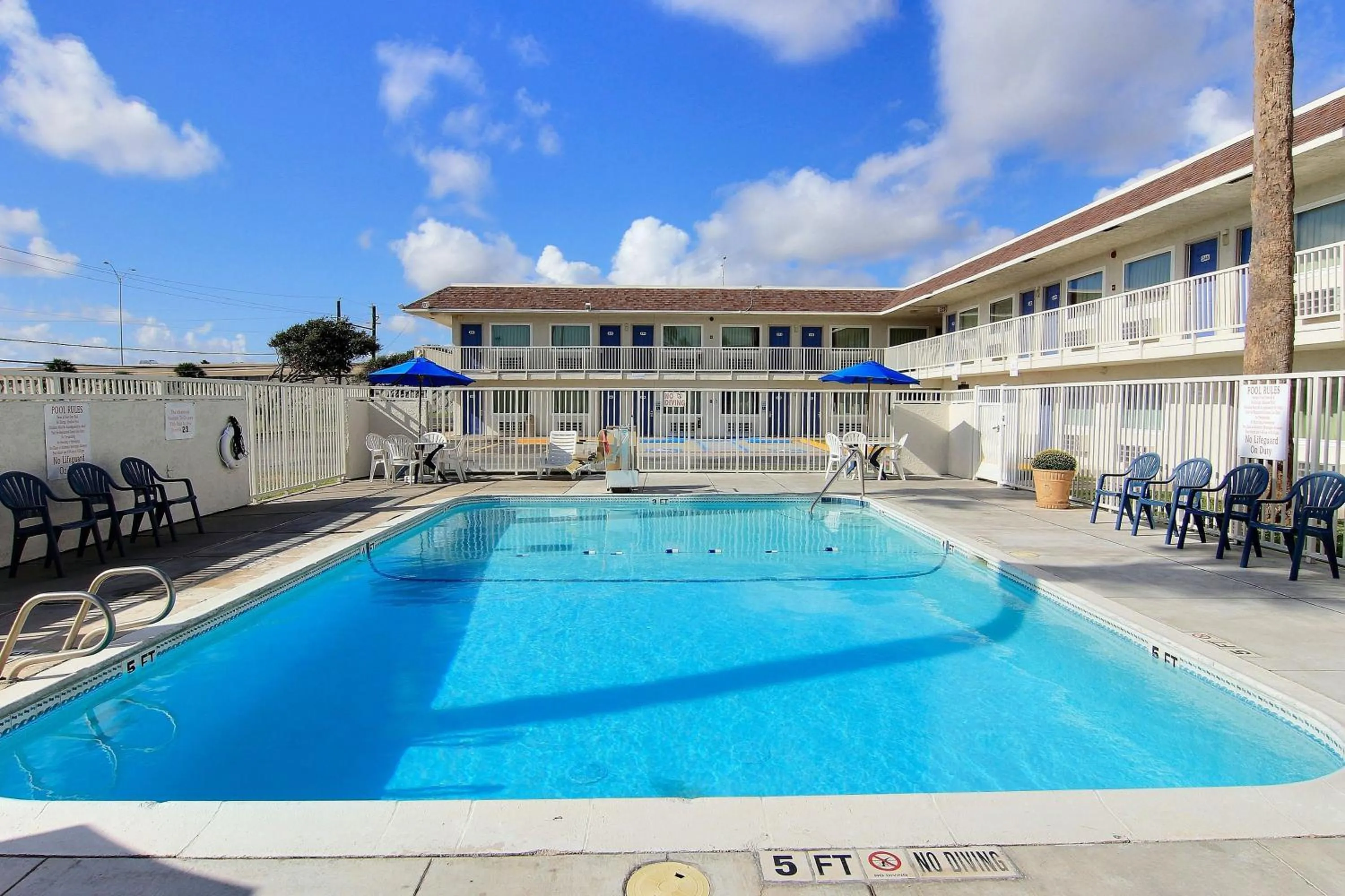 Swimming pool in Motel 6-Corpus Christi, TX - East - North Padre Island