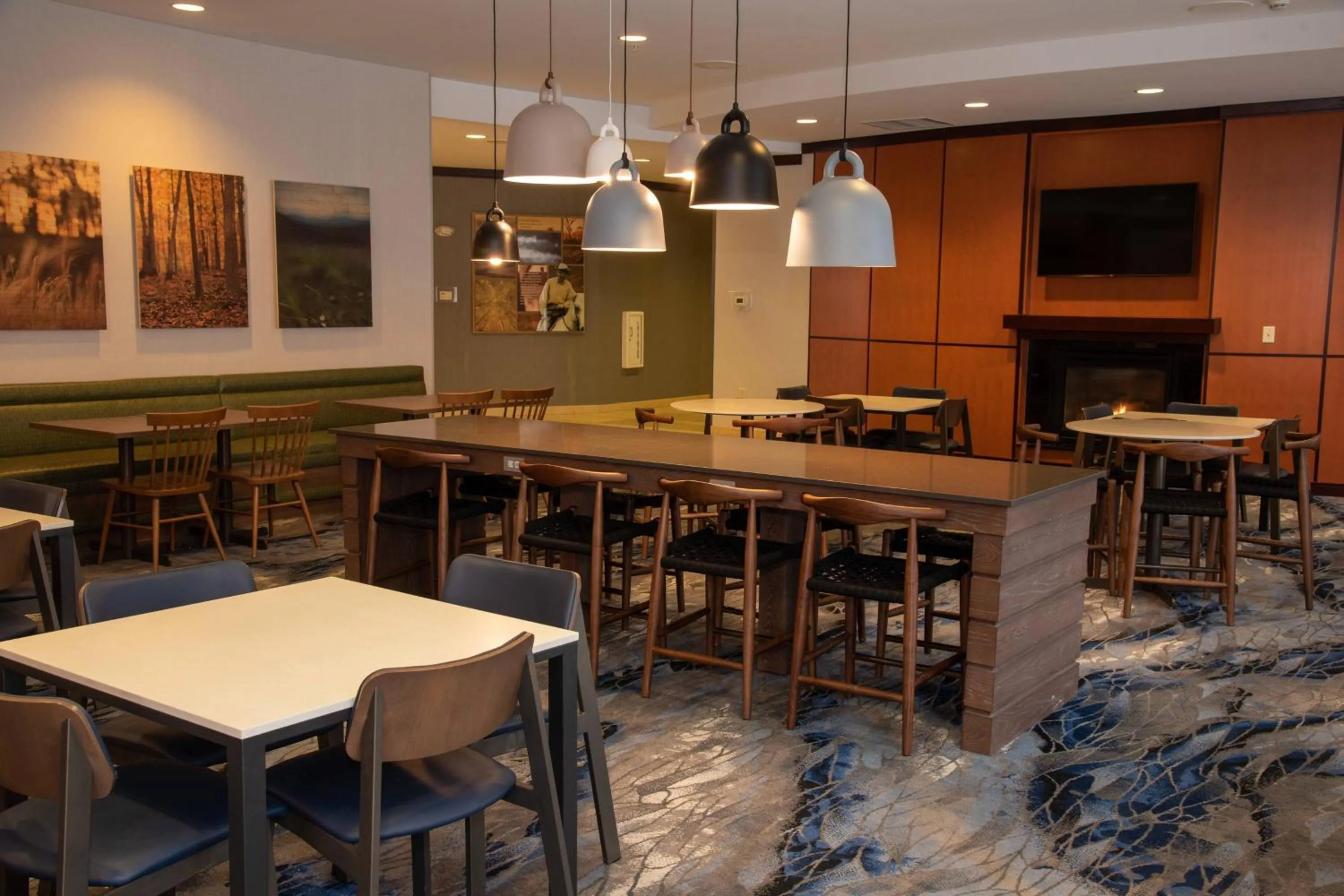 Breakfast in Fairfield Inn & Suites Lewisburg