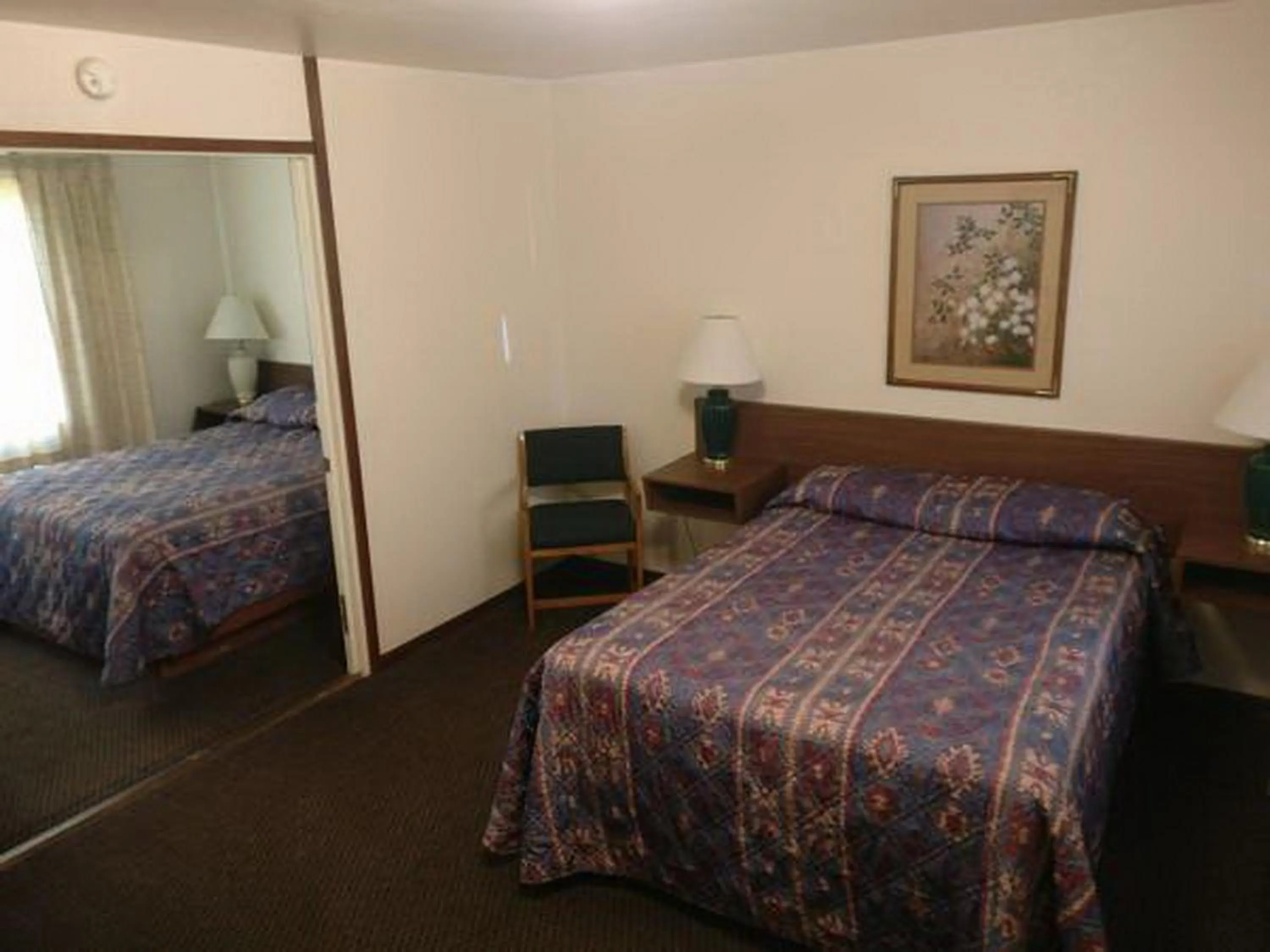 Photo of the whole room, Bed in Lakeside Motel