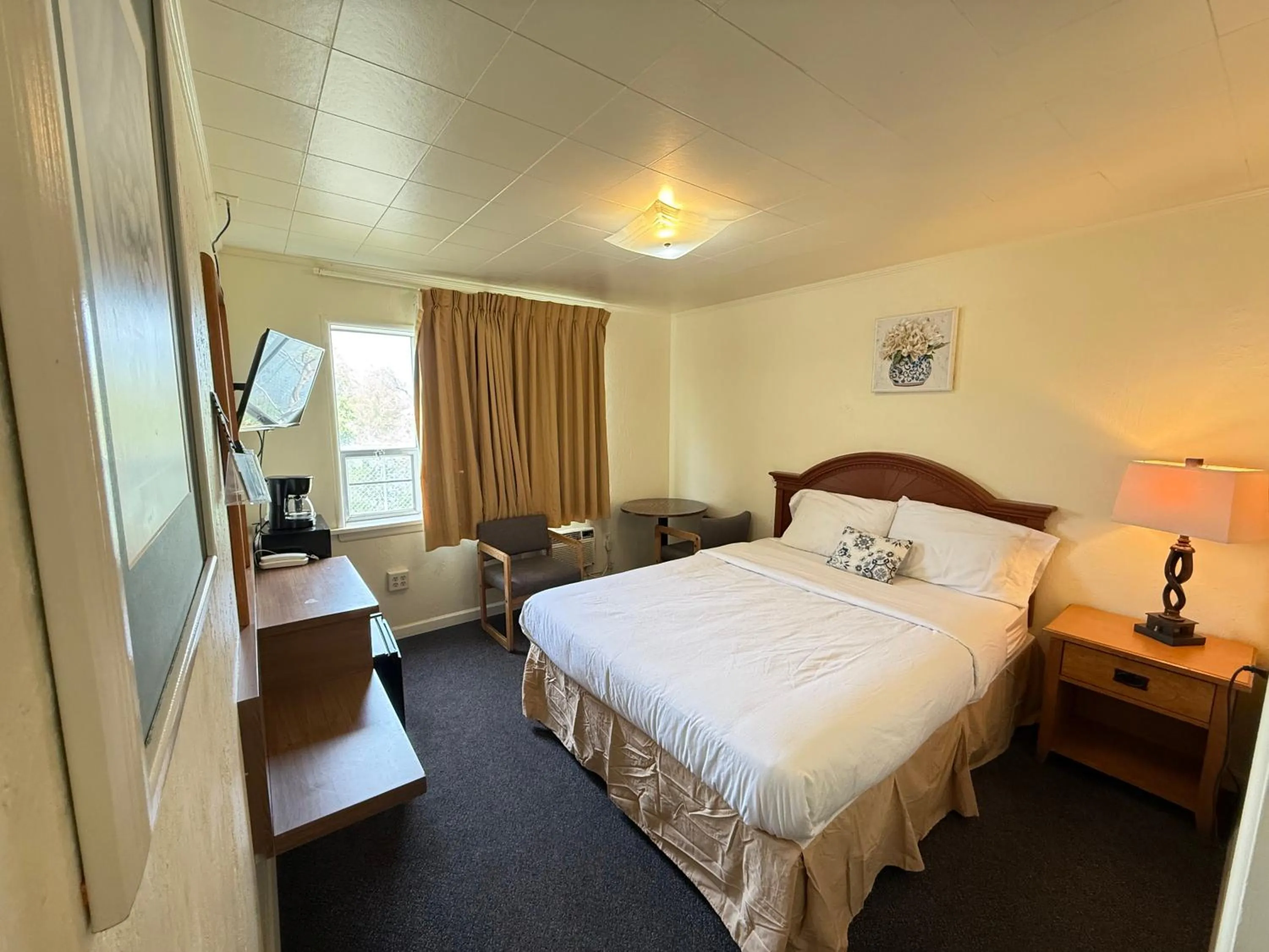 Bed in Lakeside Motel