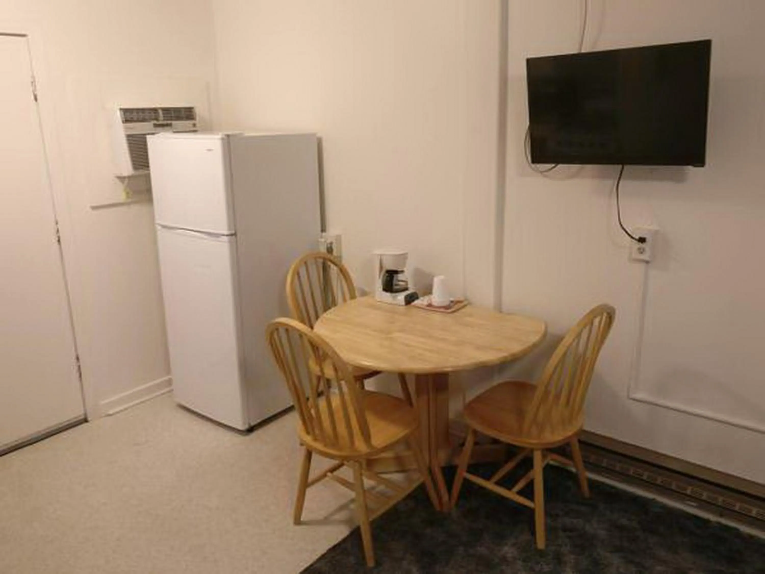 Kitchen or kitchenette in Lakeside Motel
