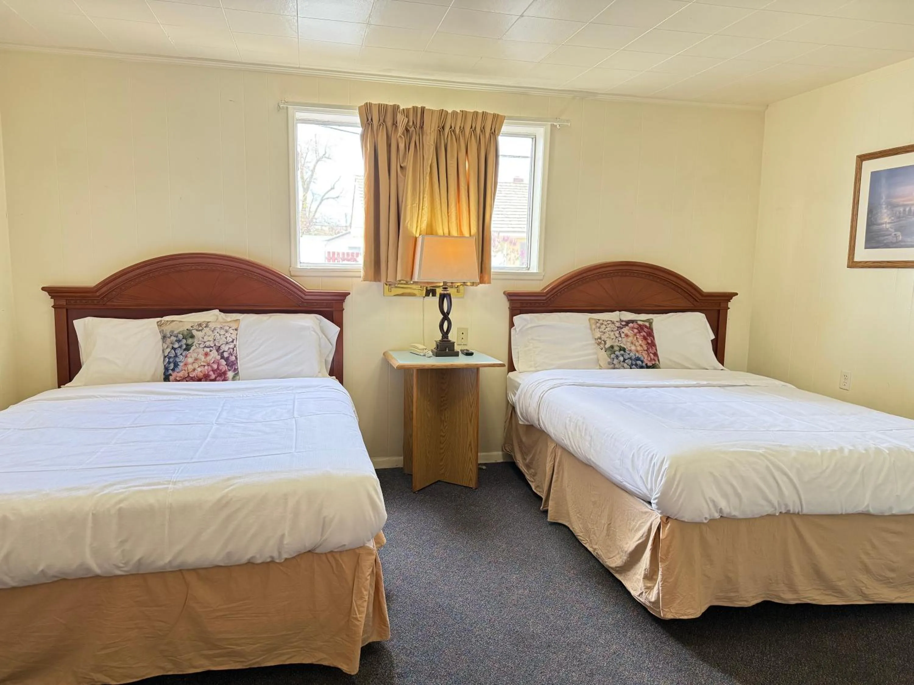 Bed in Lakeside Motel