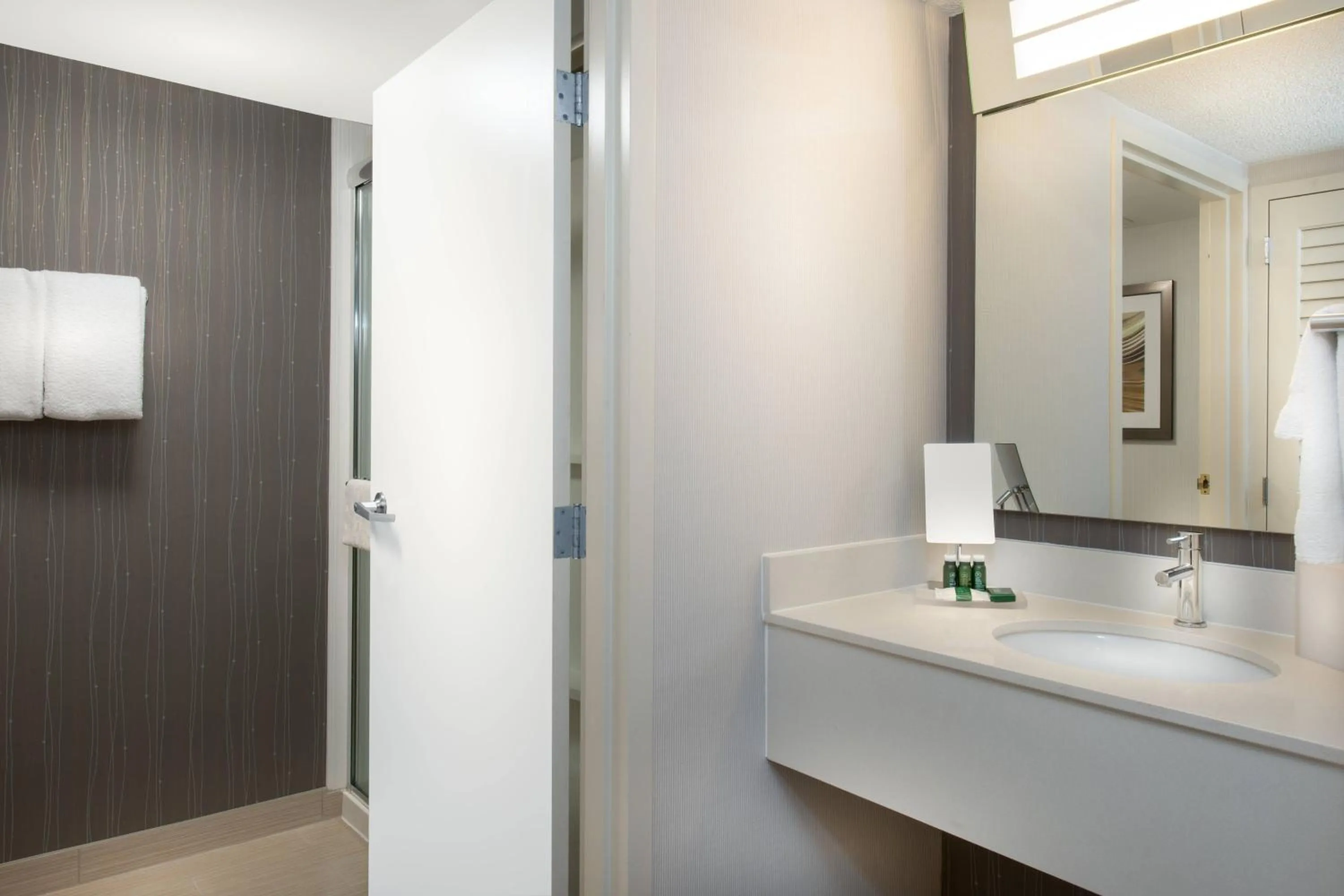 Bathroom in Courtyard by Marriott Lynchburg