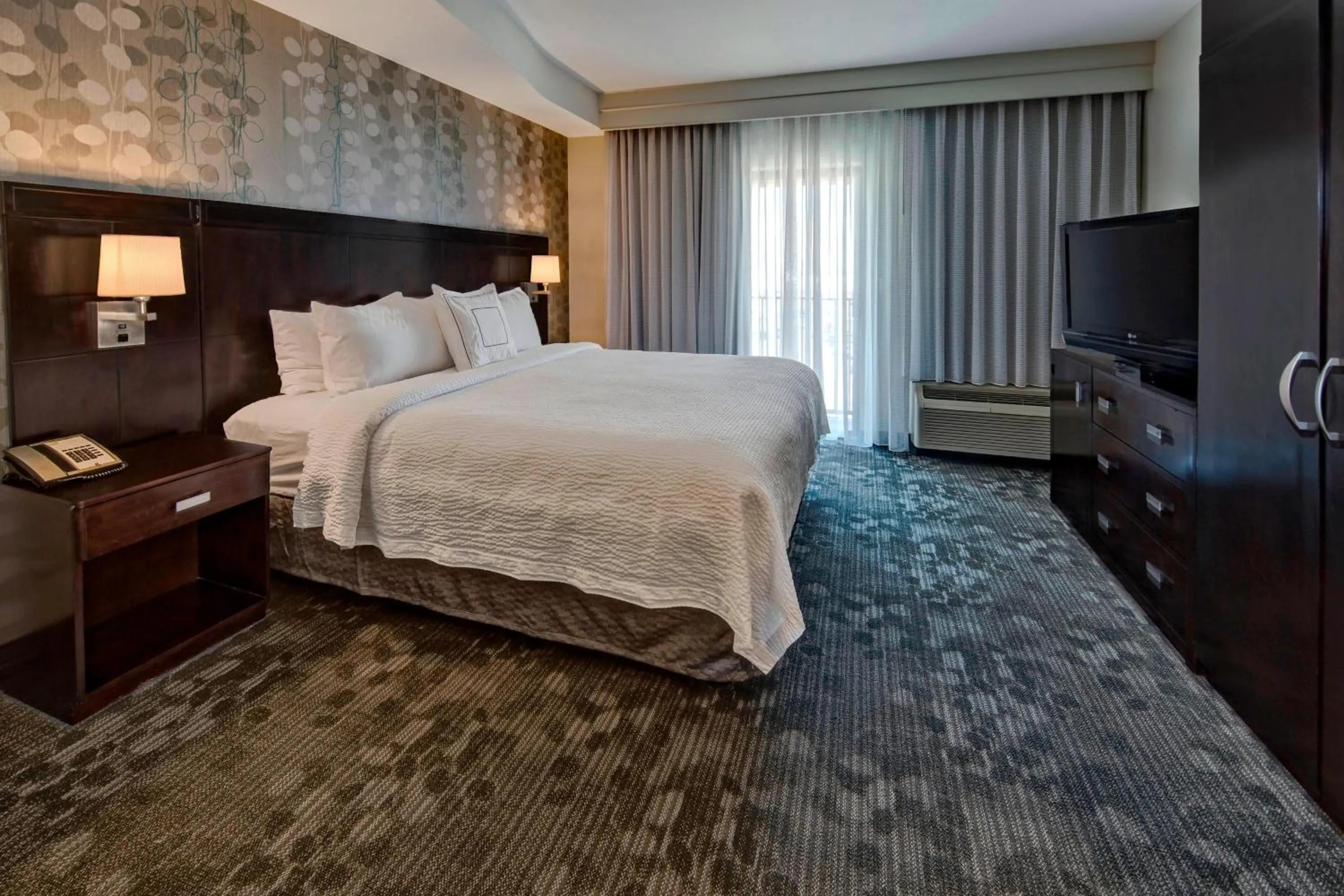 Photo of the whole room, Bed in Courtyard by Marriott Midland