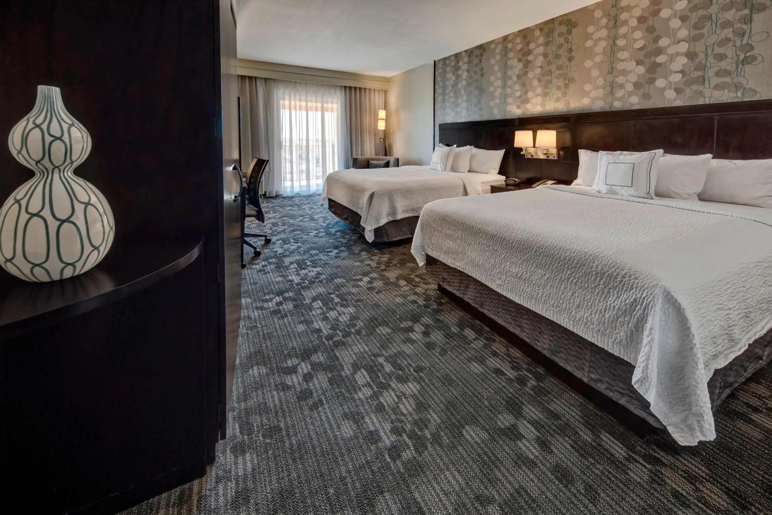 Photo of the whole room, Bed in Courtyard by Marriott Midland