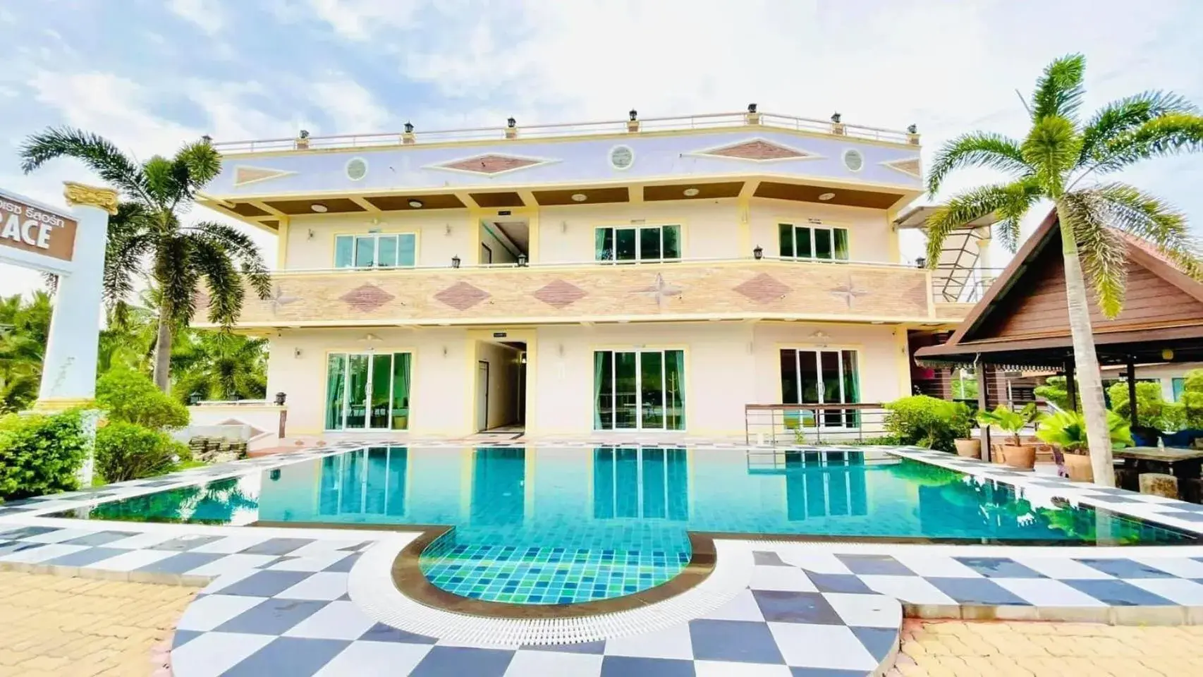 Pool view in Lake Terrace Resort Pool view in Lake Terrace Resort