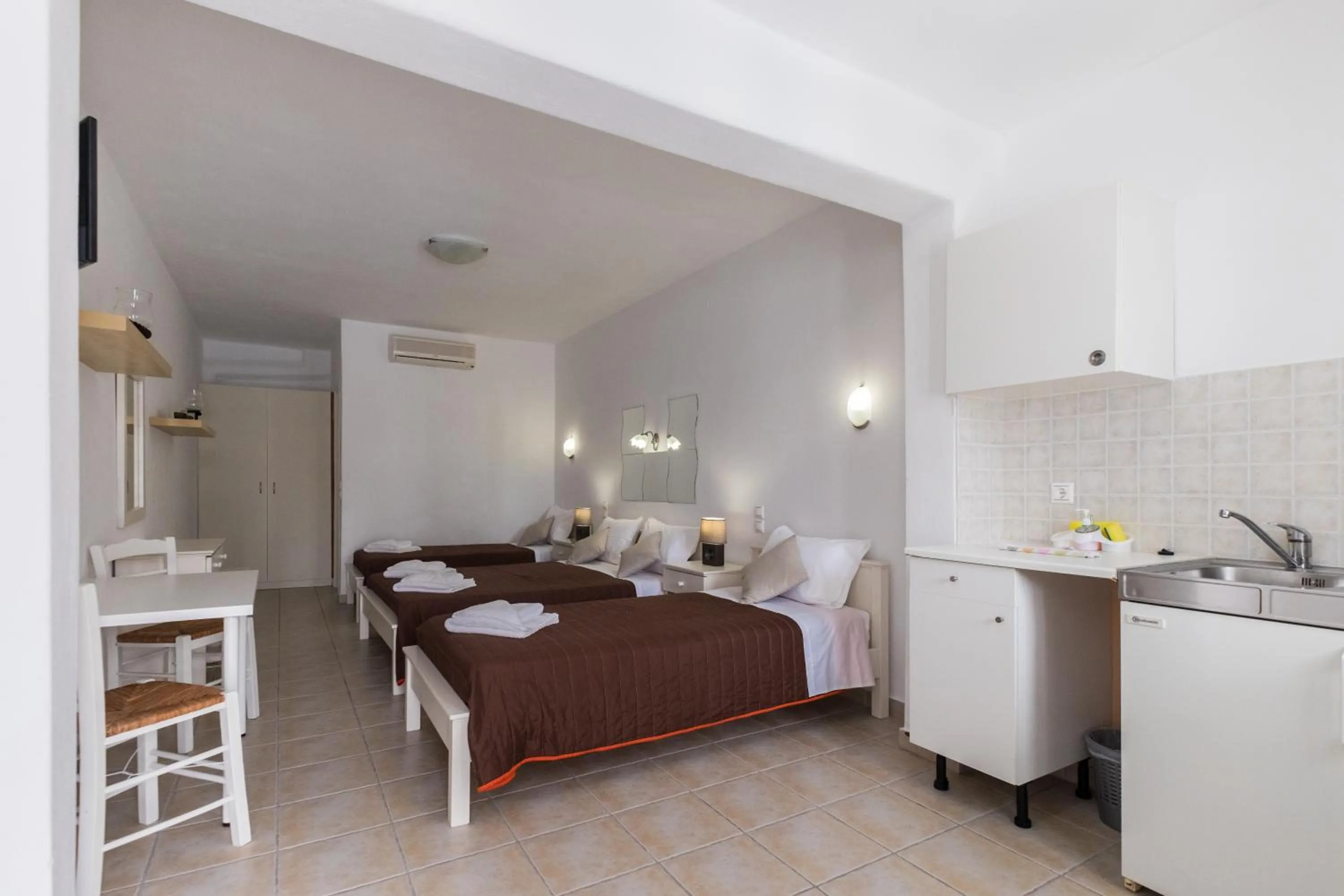 Photo of the whole room, Bed in Joseph Studios