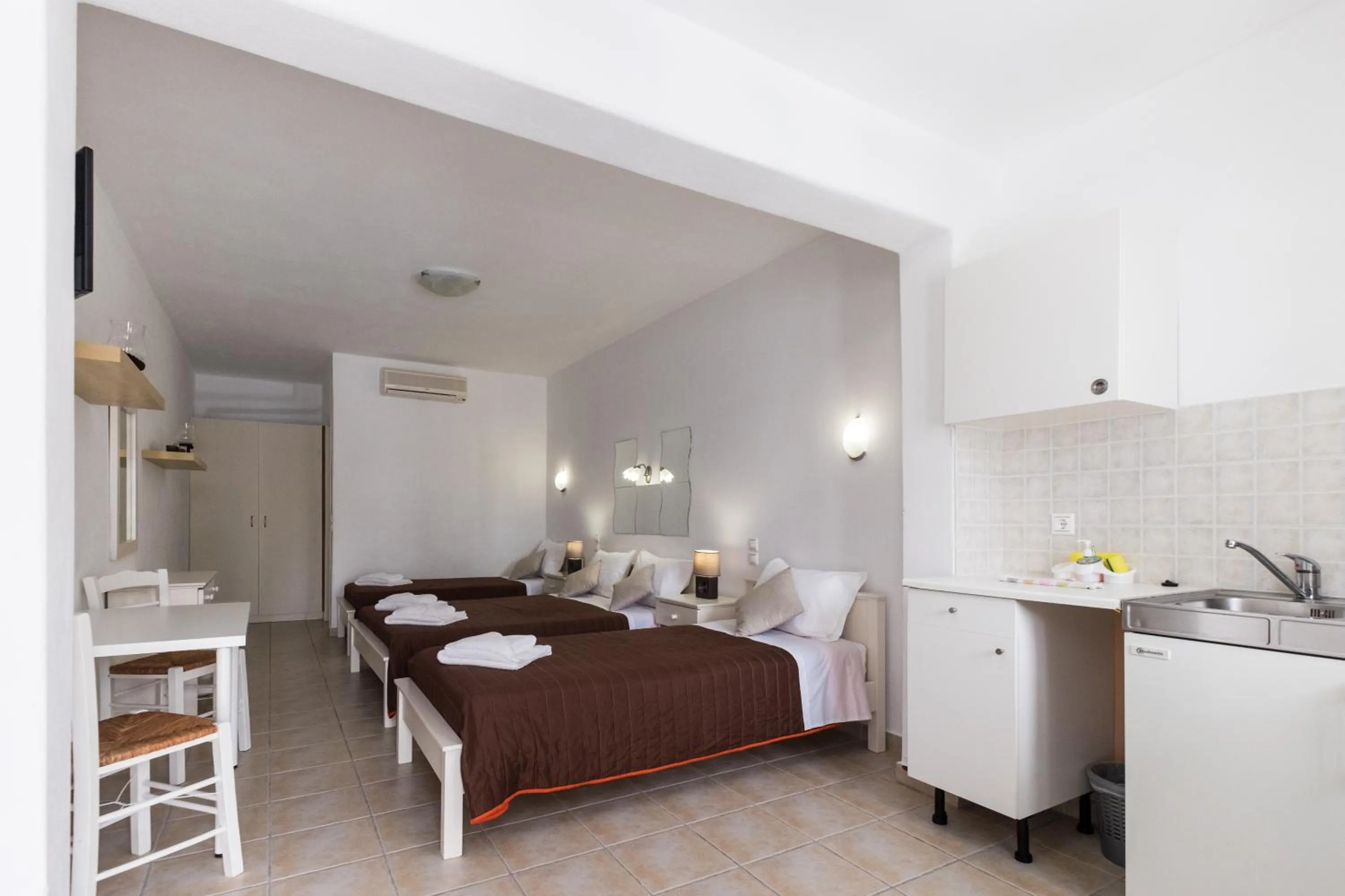 Photo of the whole room, Bed in Joseph Studios