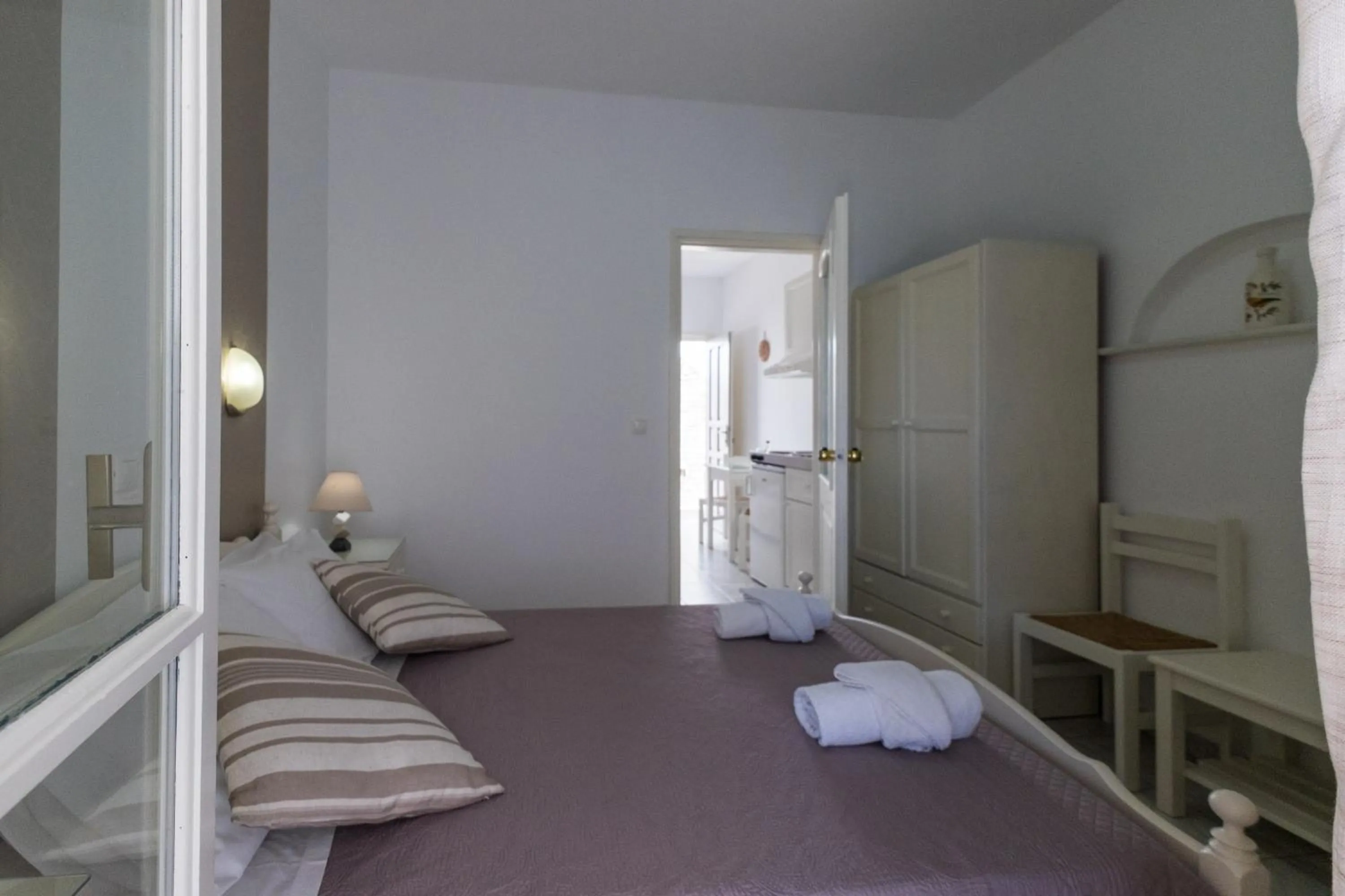 Photo of the whole room, Bed in Joseph Studios