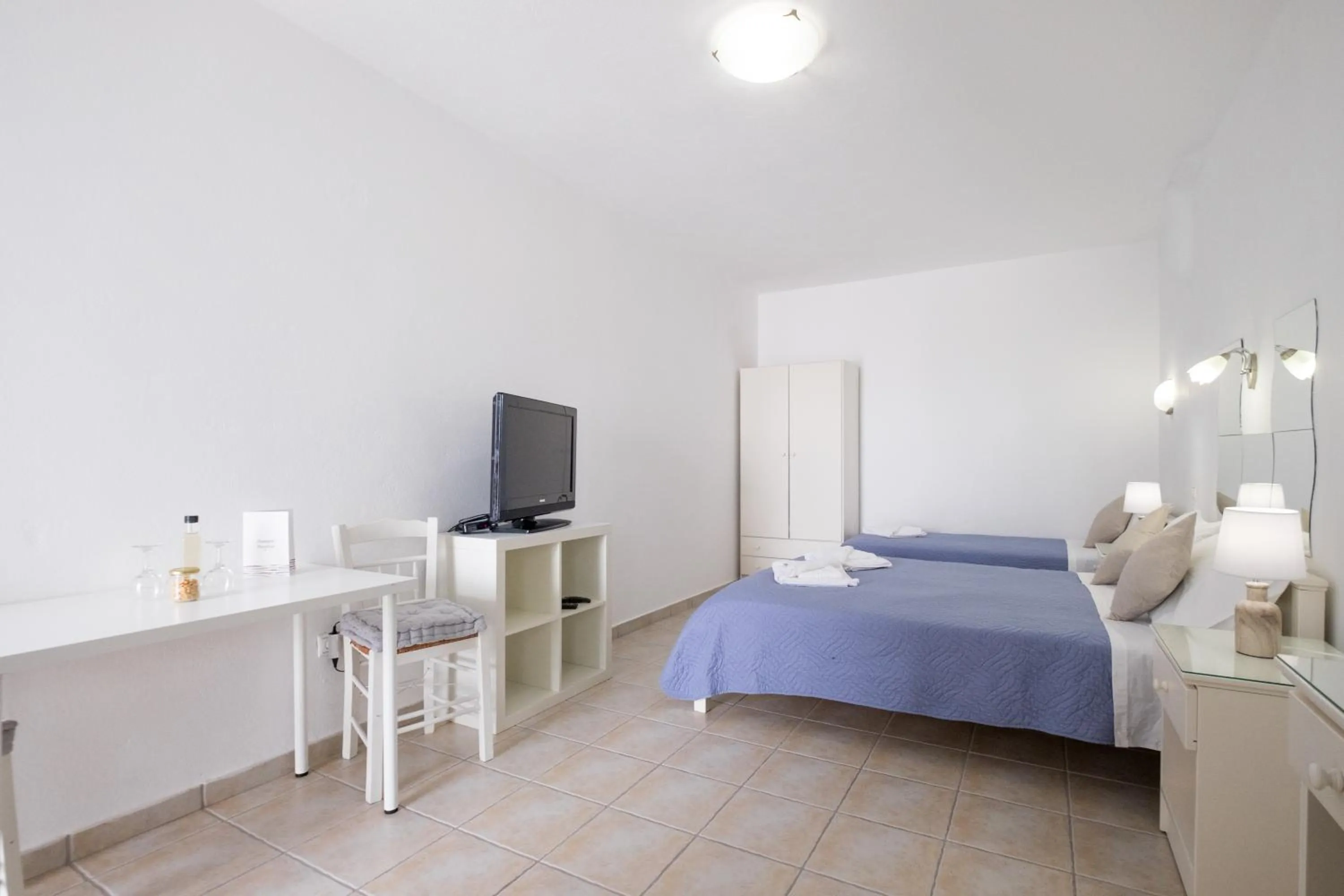 Photo of the whole room, Bed in Joseph Studios