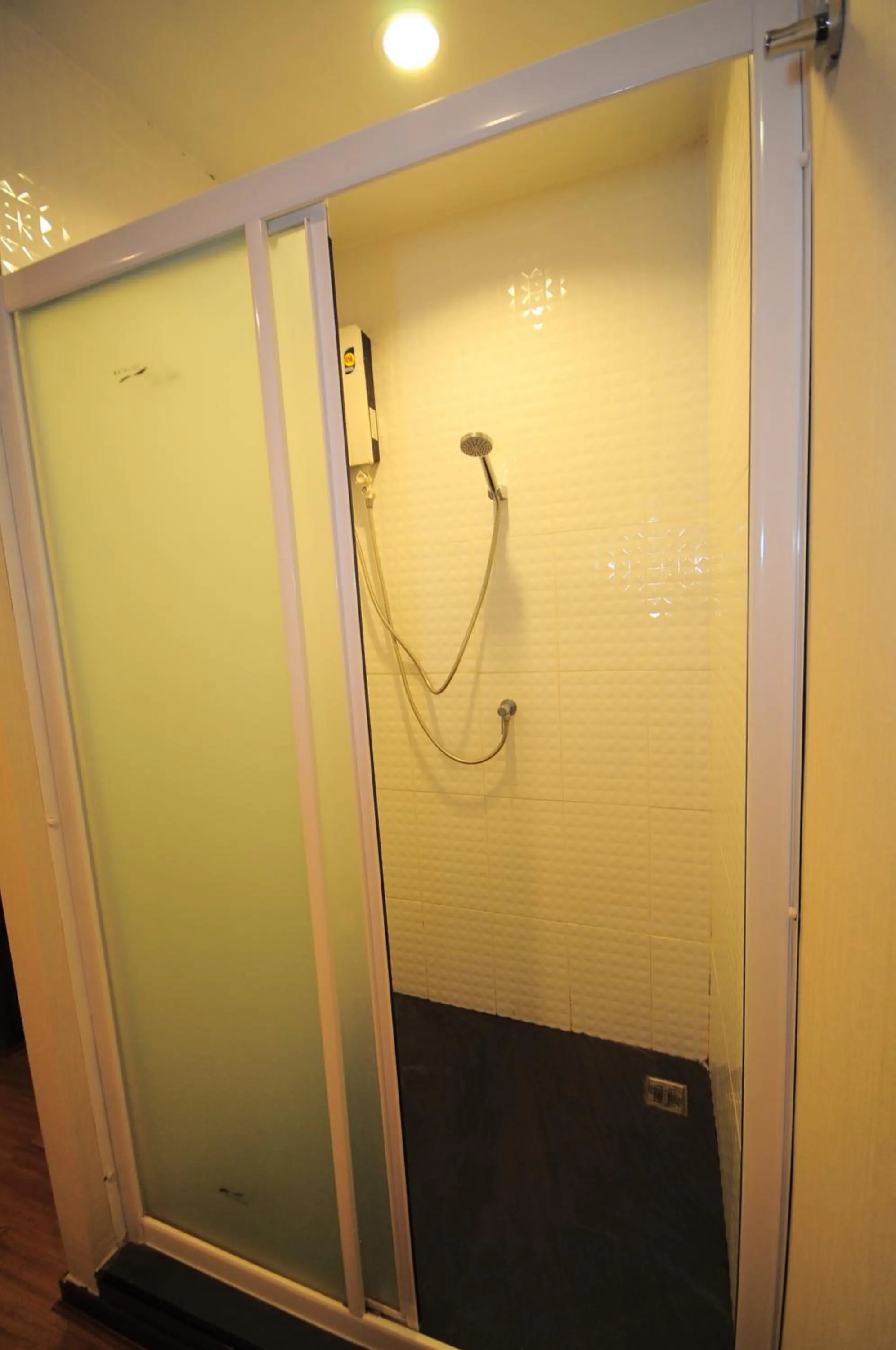 Shower in Baan Keang Chon Ayutthaya บ้านเคียงชล อยุธยา