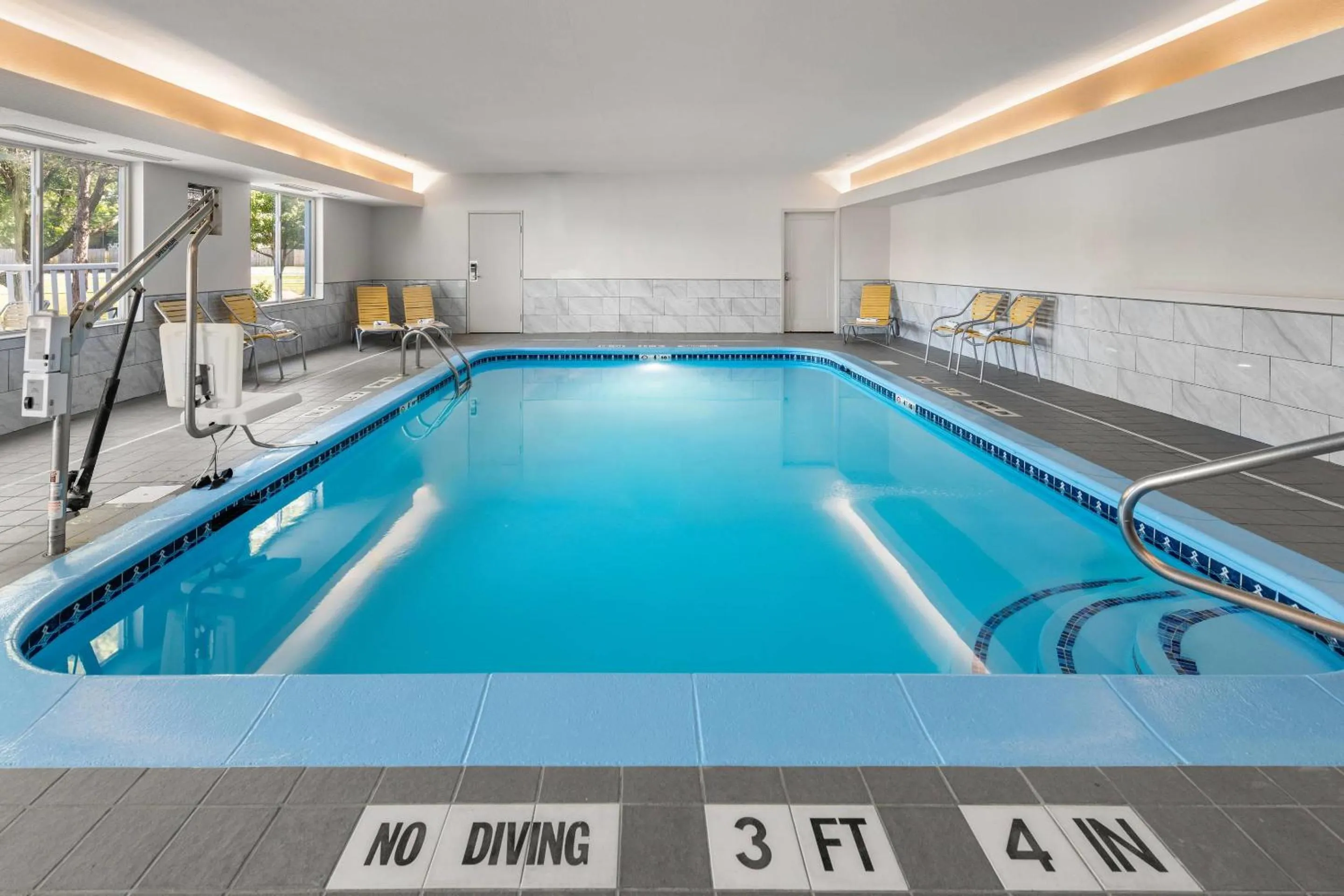 Swimming pool in Comfort Inn & Suites Olathe - Kansas City