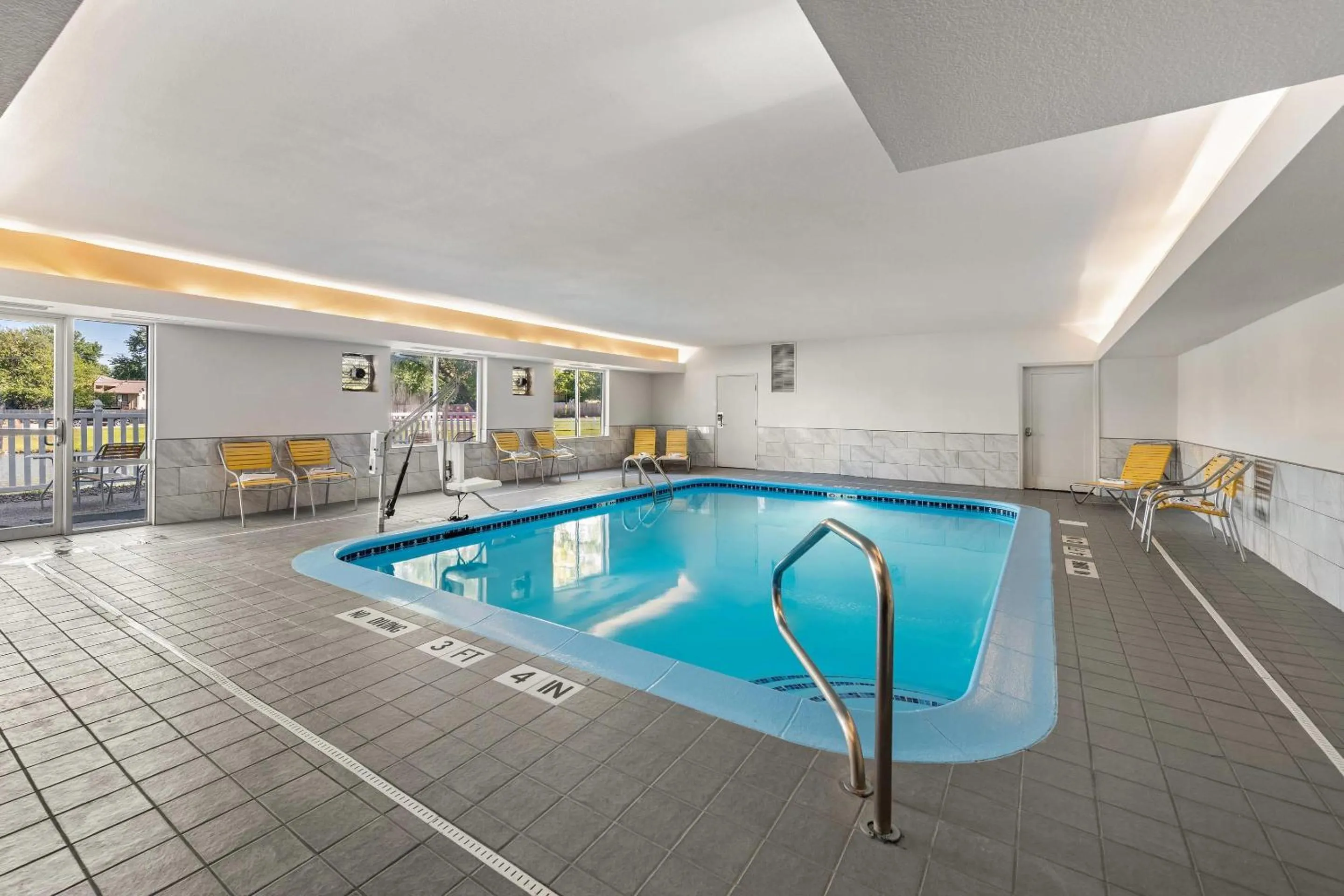 Swimming pool in Comfort Inn & Suites Olathe - Kansas City