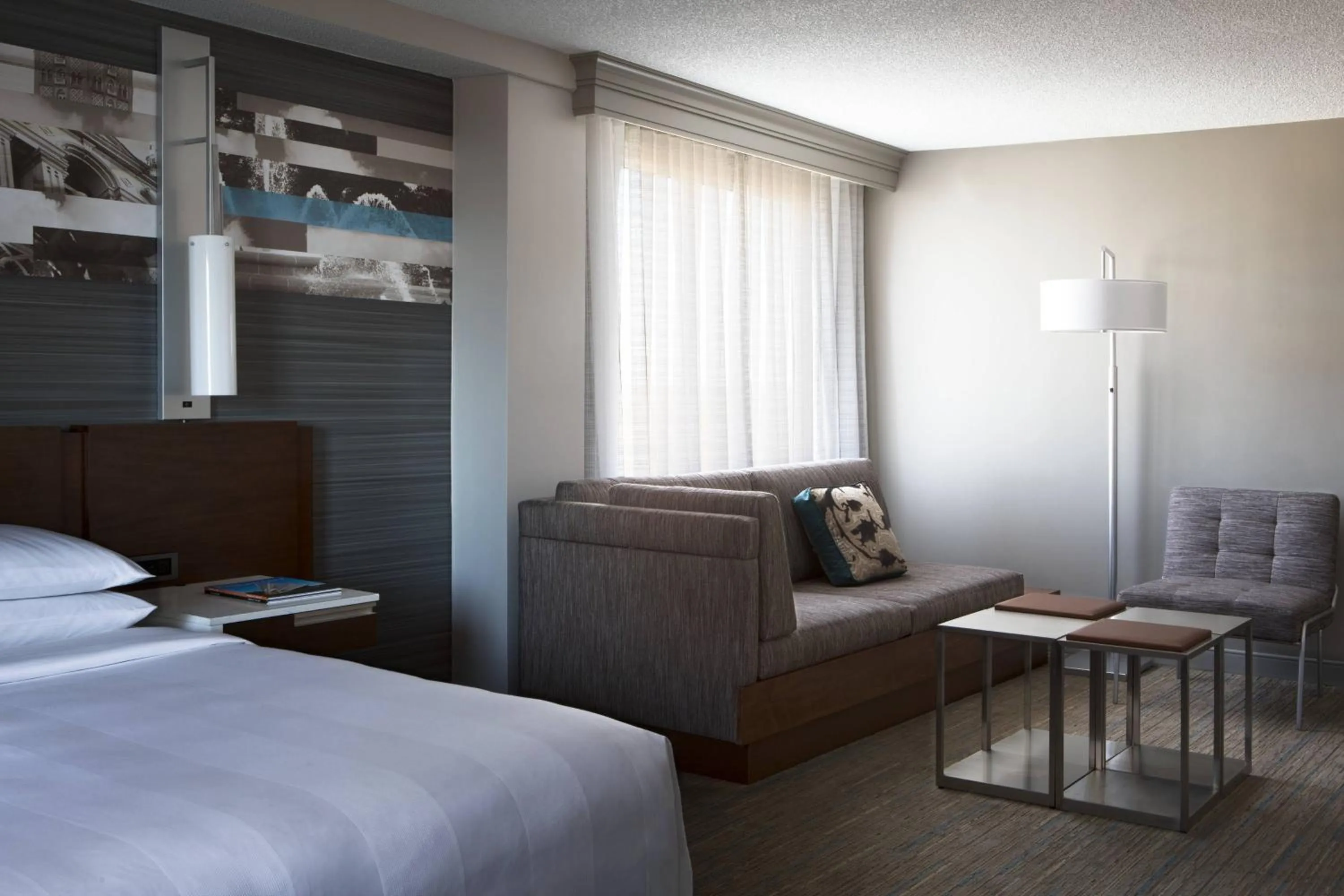 Photo of the whole room, Bed in Kansas City Marriott Country Club Plaza